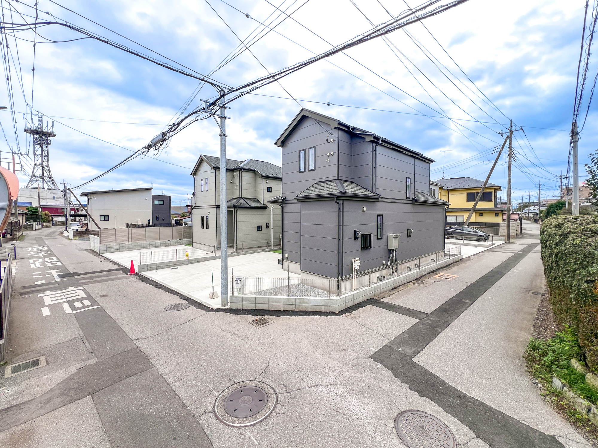 宇都宮市雀の宮１丁目　新築住宅全４棟の前面道路含む現地写真|閑静な住宅地で子育て家族にピッタリ。毎日のお散歩も快適な緑に恵まれたエリアで、自然に包まれた穏やかな暮らしを実現するための、ゆとりある住環境が整っています。

