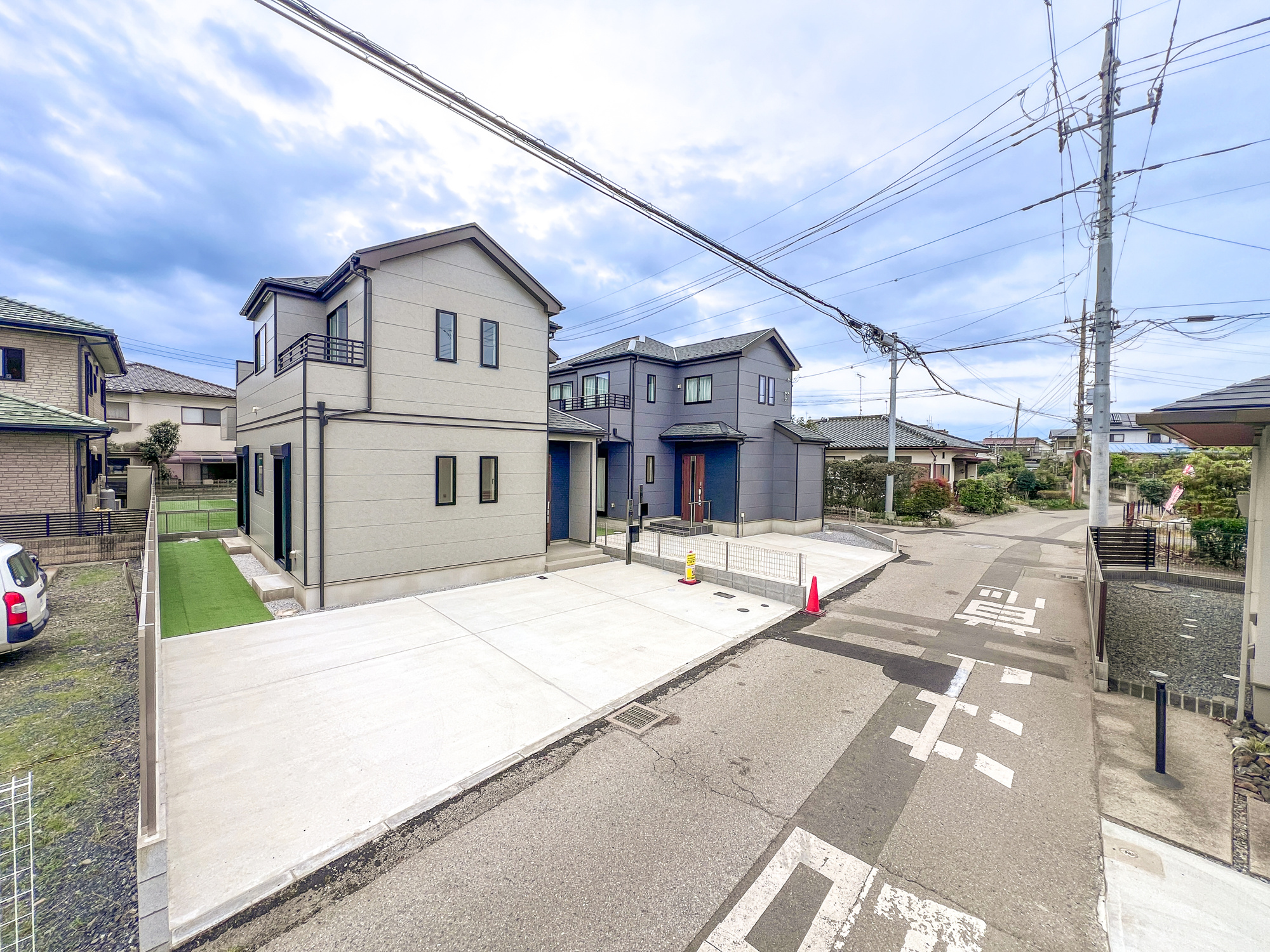 宇都宮市雀の宮１丁目　新築住宅全４棟の前面道路含む現地写真|低層の一戸建てを中心とした街並みが整然と続き、周辺は高い建物が建っていないので、採光や開放性に恵まれ、空が広く緑の多い閑静な趣を感じる環境です。

