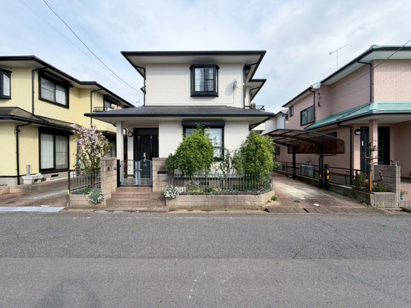 【深谷東方町店　店舗内写真】PCのあるお部屋で打ち合わせも行う場合もあります。お家に使われている壁や床のサンプルも置いてあるためどんな色・素材のものが使われているのか確認することも可能です。