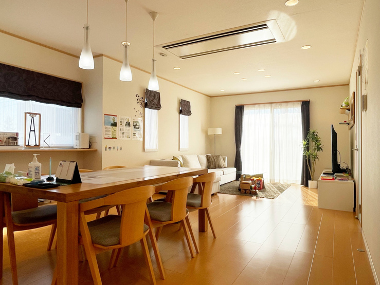 【深谷深谷町店　店舗内写真】住宅の構造や設備を見て頂けるよう、モデルルームでのお打合せも可能。駐車場やキッズスペースを完備している為、お時間を気にせずお過ごしいただけます。