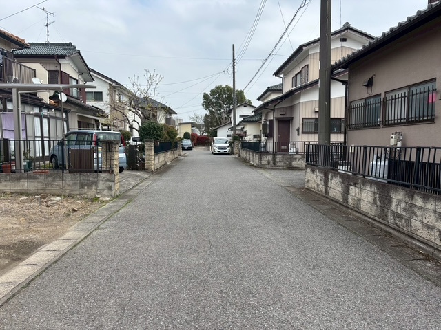 幅員5ｍの車通りの少ない道路です。