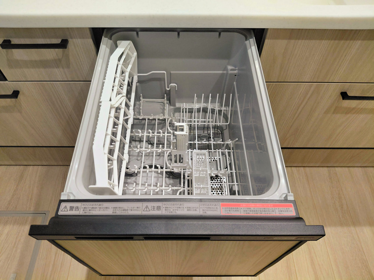 【食洗機】キッチンと美しく一体化。手で洗うよりも節水になり、家事の負担も軽減できます。（※システムキッチン付属の設備です。各メーカーの仕様に準じます。）（2026年８月28日撮影）
