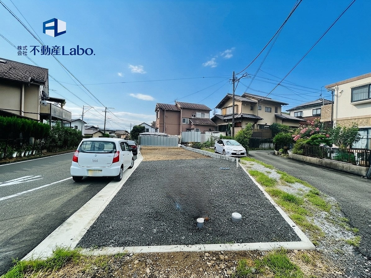 ハートフルタウン　静岡市葵区北2丁目2140番　全1棟　の前面道路含む現地写真|リビングにはフリースペースがあり、ファミリークローゼットやワークスペースなど多用途に使えます♪