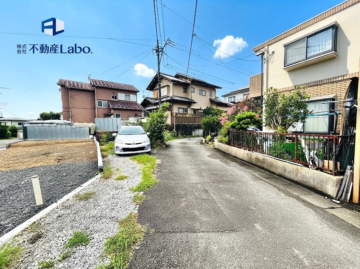ハートフルタウン　静岡市葵区北2丁目2140番　全1棟　の前面道路含む現地写真|ウォークインシューズクロークがあり、ベビーカーやアウトドア用品もたっぷり収納できます♪