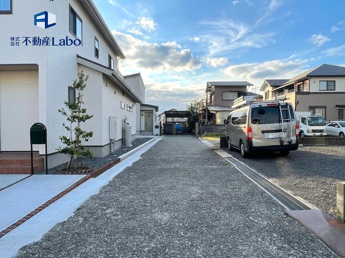 ブルーミングガーデン　富士市天間　全１棟の前面道路含む現地写真|ベビーカーやアウトドア用品を収納するのに便利な土間収納あり♪