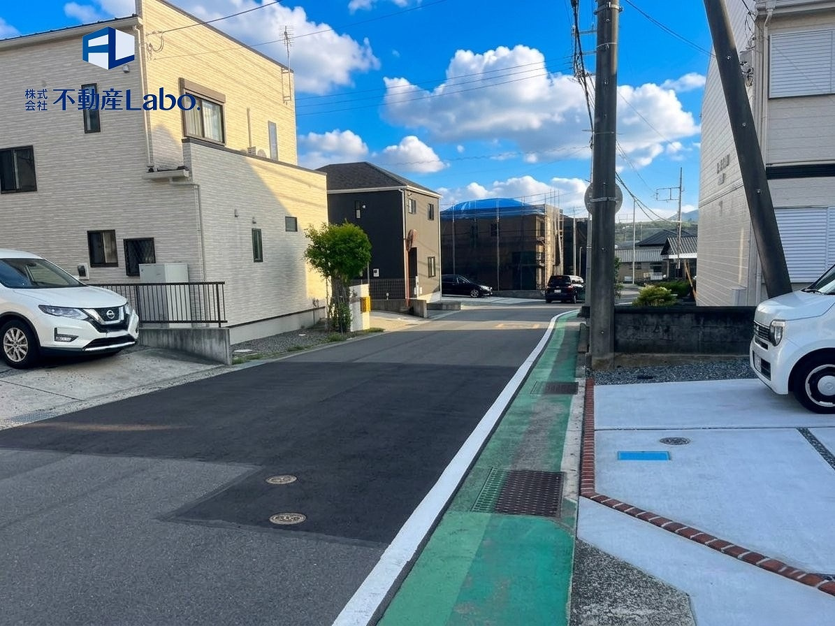 ブルーミングガーデン　富士市天間　全１棟の前面道路含む現地写真|南側が道路になっており、日当たり良好な立地♪