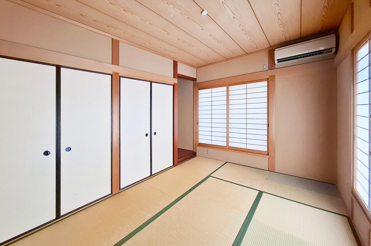 泉佐野市新安松3丁目の和室|和室：仏間や床の間があり、落ち着いた雰囲気の和室です。