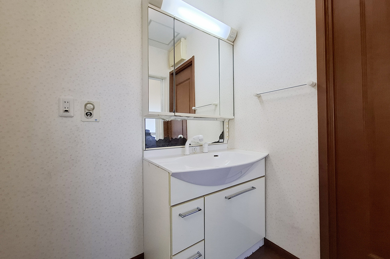 泉佐野市新安松3丁目の独立洗面台|パウダールーム：洗面台と洗濯機置場がまとまった使いやすい空間です。