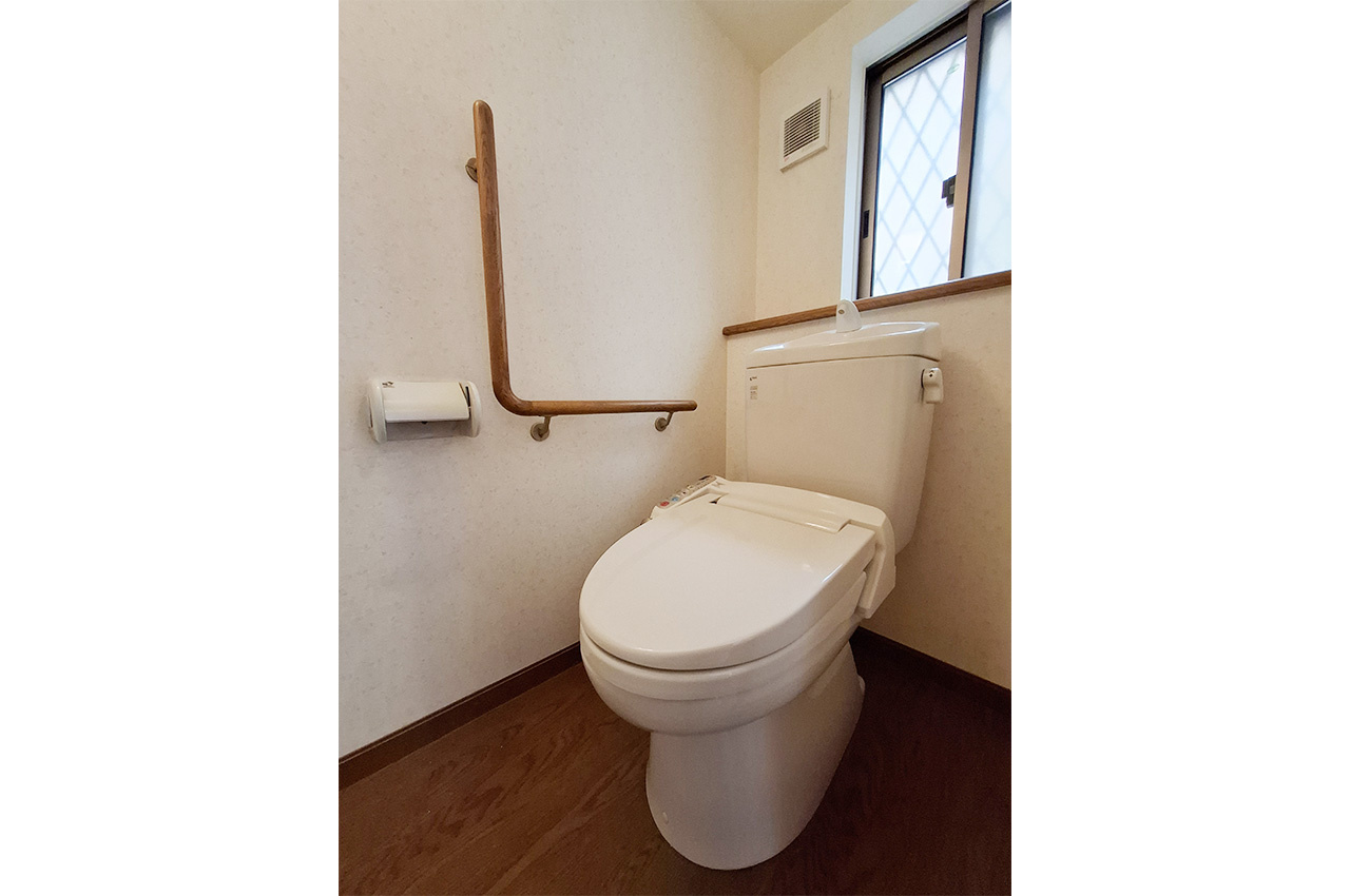 泉佐野市新安松3丁目のトイレ|1Fトイレ：トイレットペーパーなどを置きやすいカウンター付き。