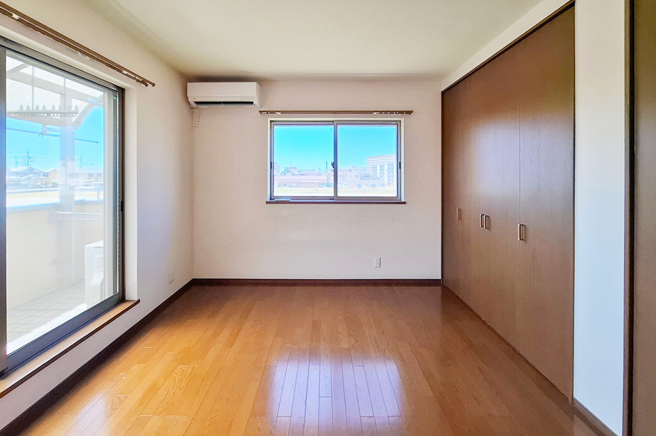 泉佐野市新安松3丁目の洋室|洋室1：約7帖の洋室。バルコニーへ出入りできる使いやすいお部屋です。