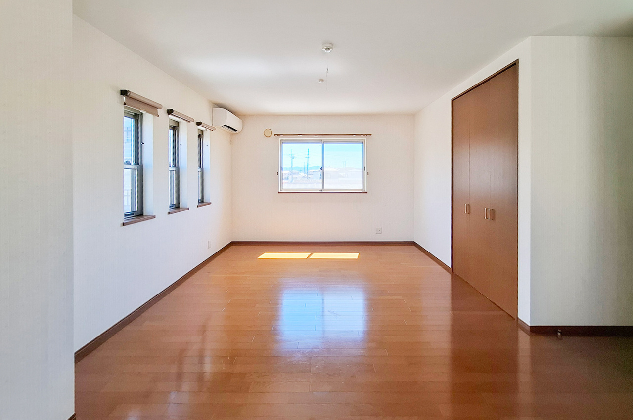 泉佐野市新安松3丁目の寝室|洋室2：約12帖の広々とした洋室。主寝室としても使いやすい空間です。
