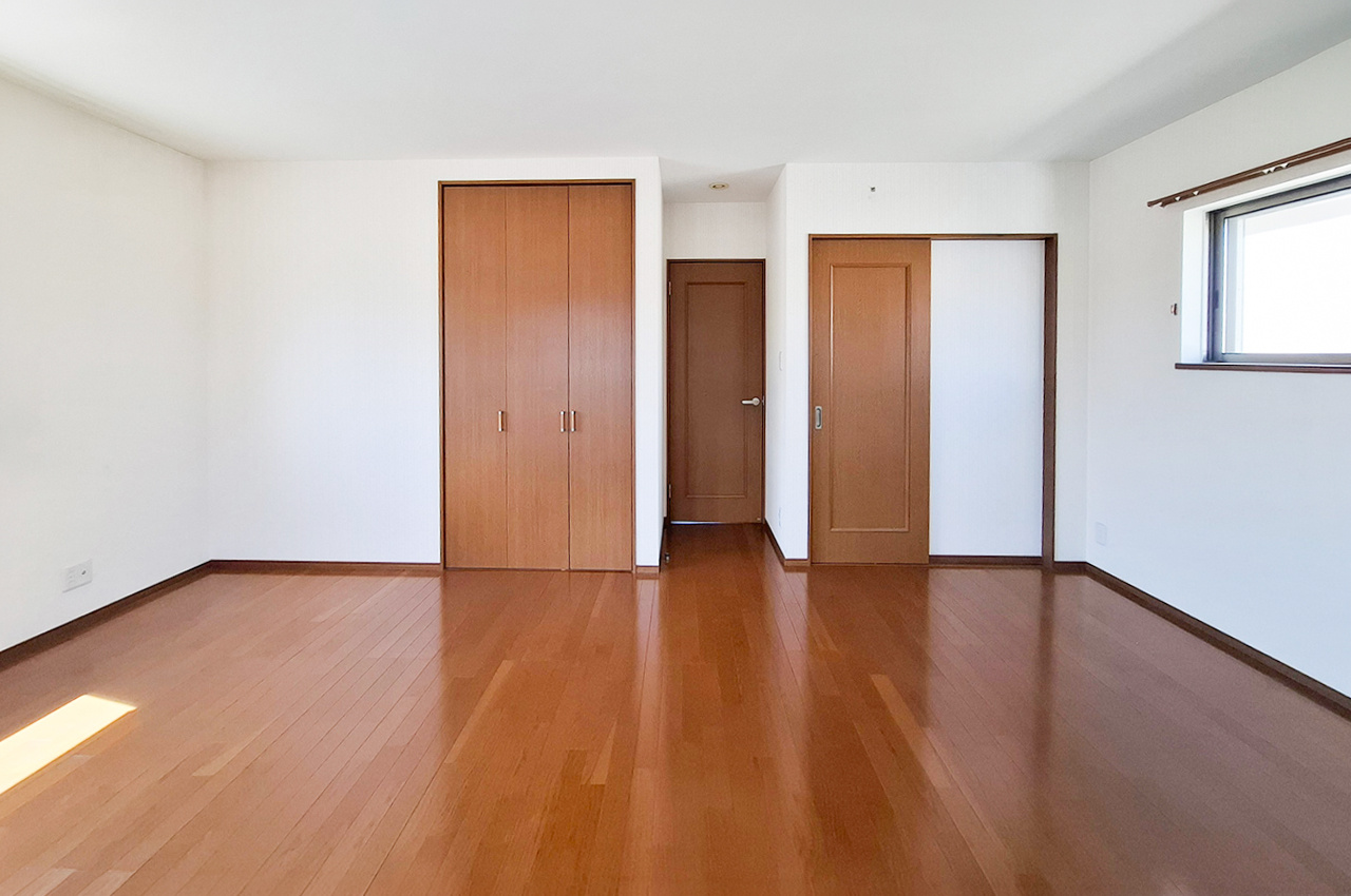 泉佐野市新安松3丁目の寝室|洋室2：ウォークインクローゼット付きで、衣類や荷物をまとめて収納できます。