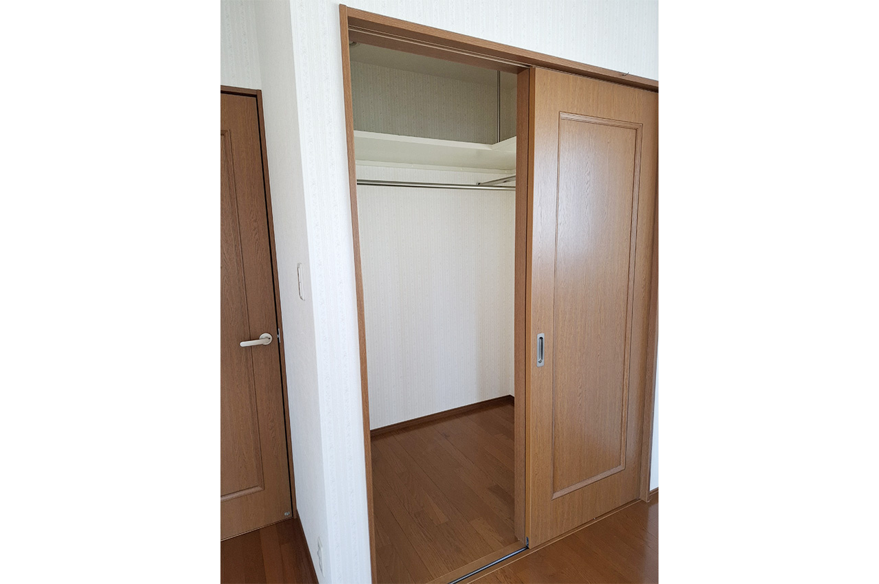 泉佐野市新安松3丁目の収納|洋室2WIC：衣類や季節物をまとめて収納しやすいウォークインクローゼットです。