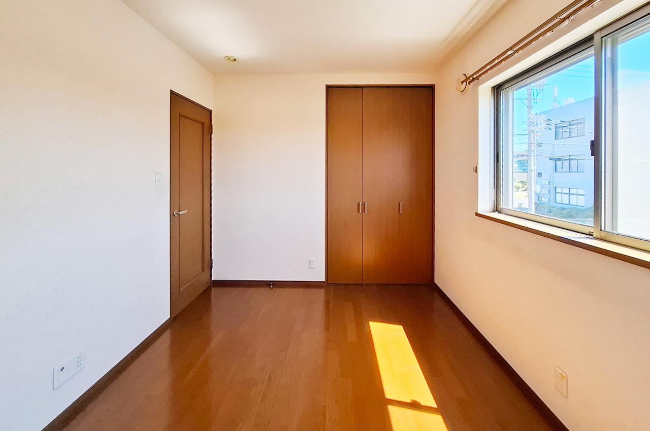 泉佐野市新安松3丁目の内装|納戸：約6帖の納戸。用途に合わせて使いやすいスペースです。