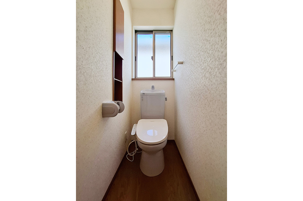 泉佐野市新安松3丁目のトイレ|2Fトイレ：2階にもトイレがあり、忙しい朝も便利です。