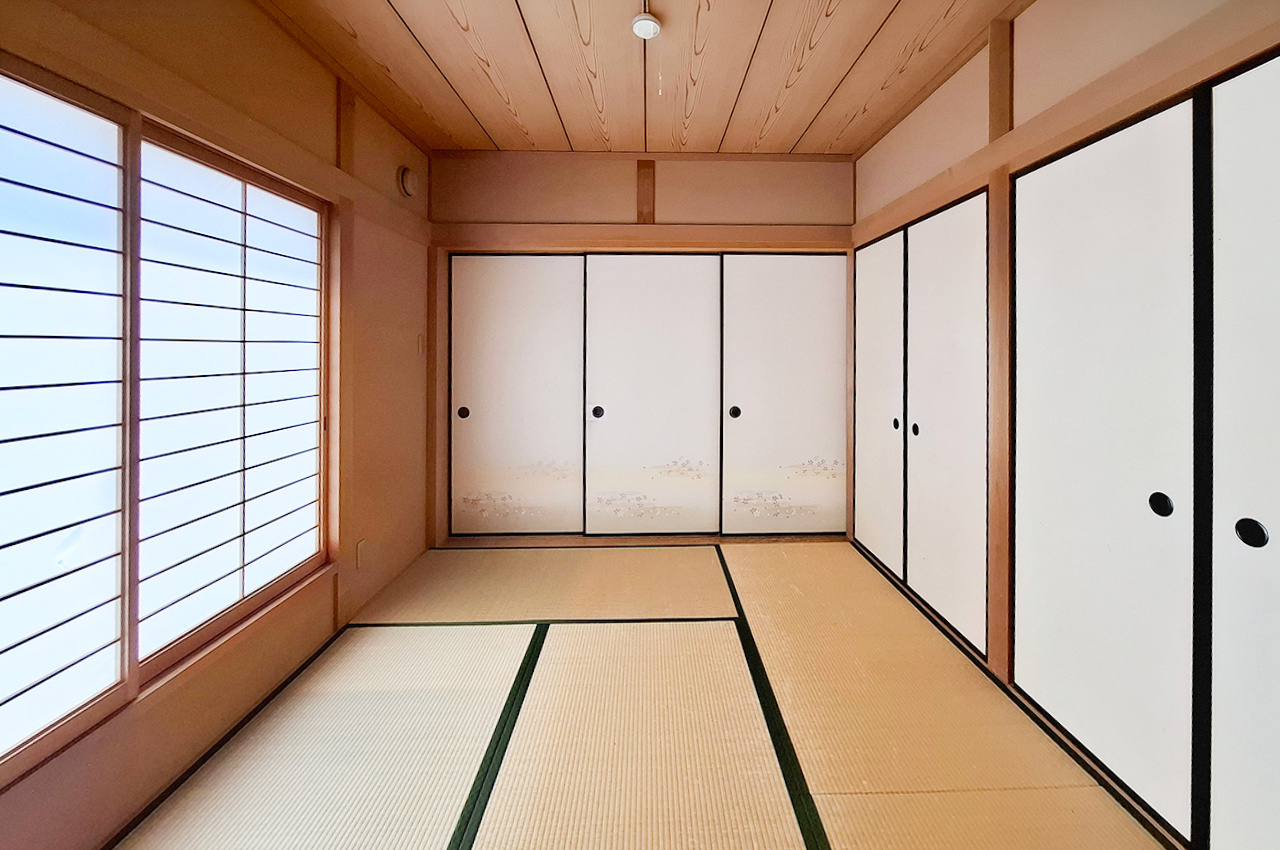 泉佐野市新安松3丁目の和室|和室：1階にある6帖の和室。客間やくつろぎスペースとして活用できます。