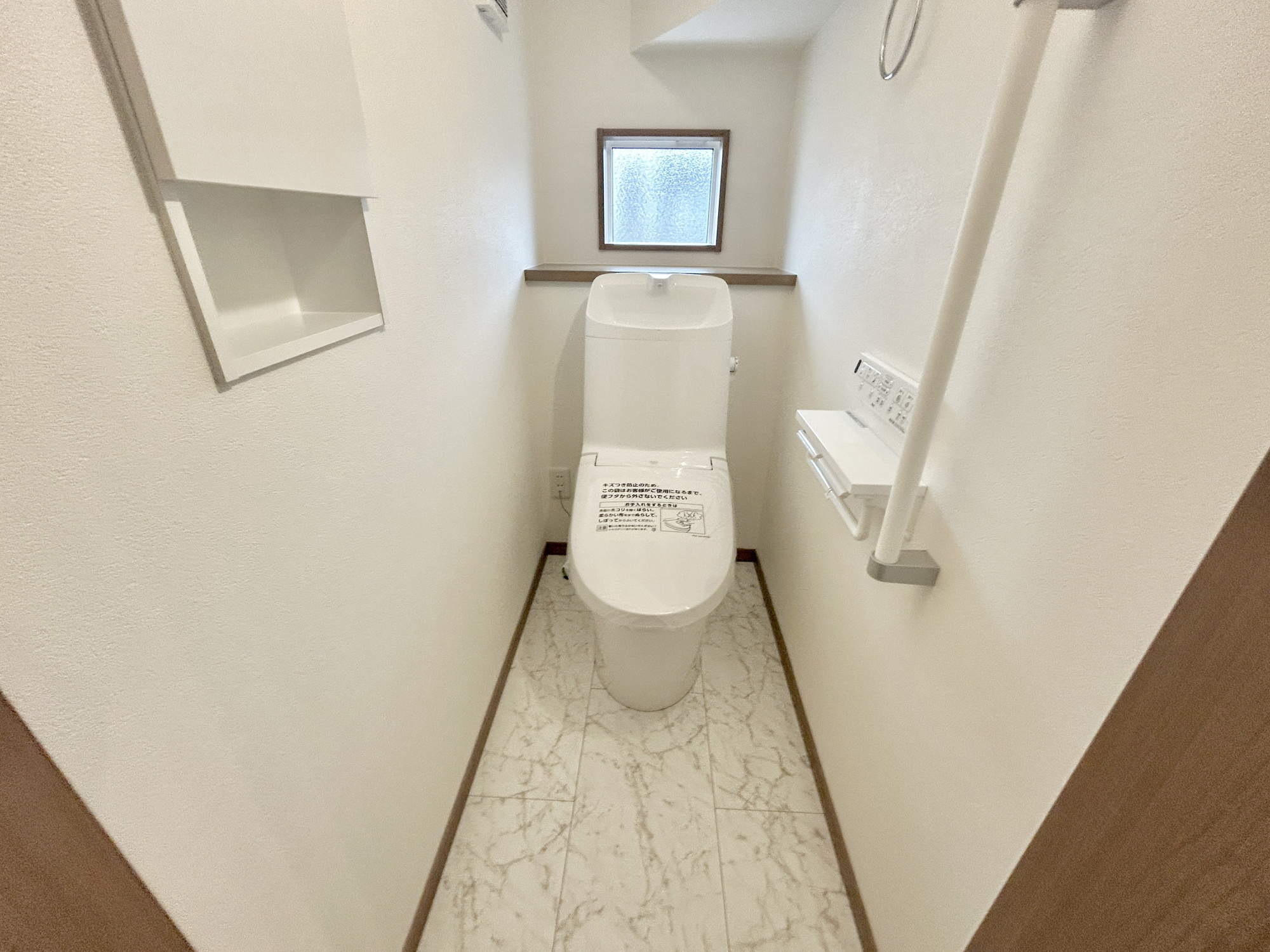 伊勢崎市西久保町第1期　新築住宅全4棟のトイレ|節水型でエコなトイレには、今では当たり前の洗浄付き。便座を温める機能もついていて、居心地良くてトイレから出られなくなるかも！換気用に換気扇はもちろん、窓も着いているので常に快適ですね♪