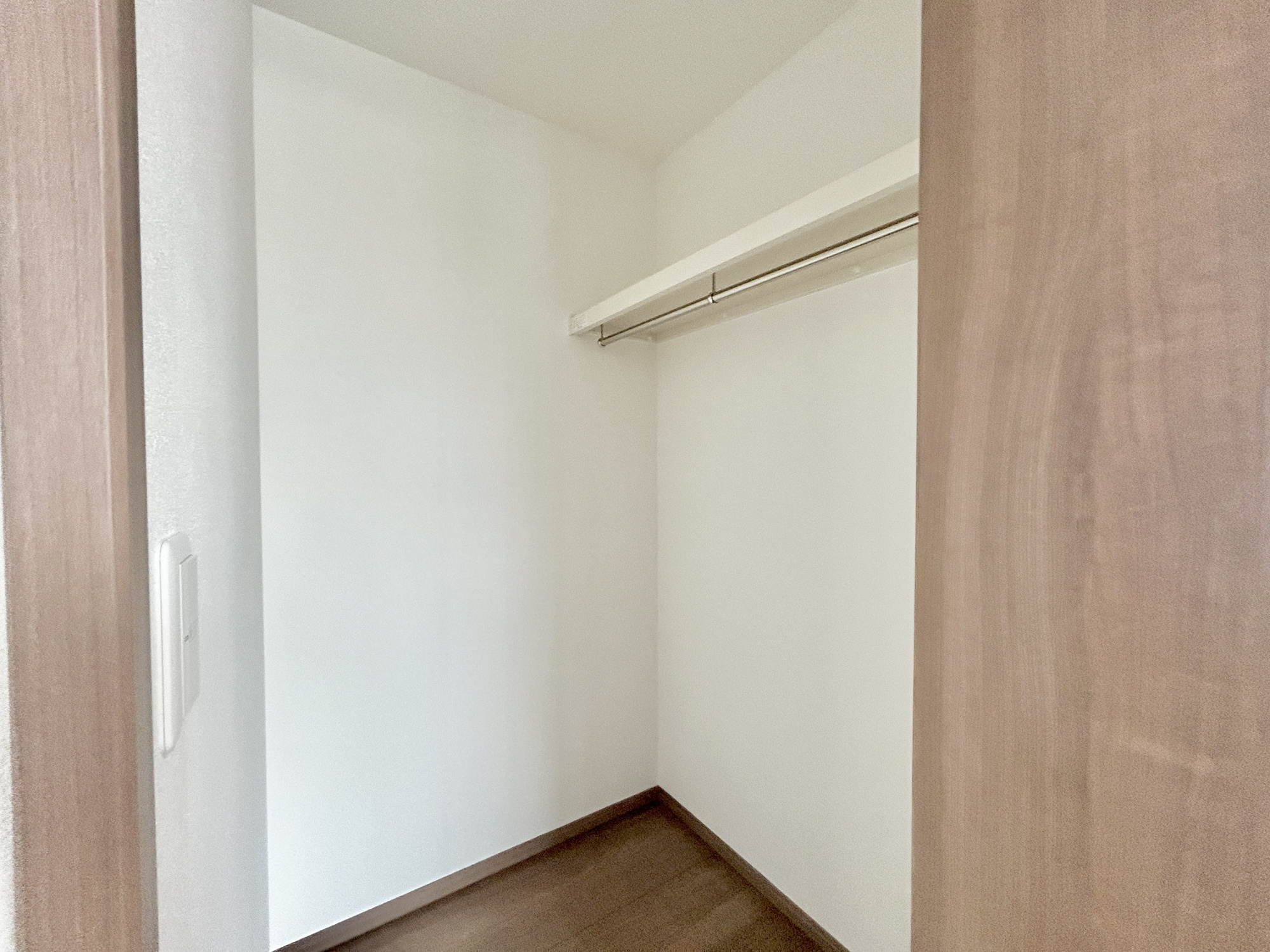 伊勢崎市西久保町第1期　新築住宅全4棟の収納|"たくさんのお洋服が入る、ウォークインクローゼット。
お洋服以外にも掃除機やスーツケースなどを一箇所に集約できるのが魅力です♪
収納ケースを置かなくていいのでお部屋の見た目にもスッキリ！"