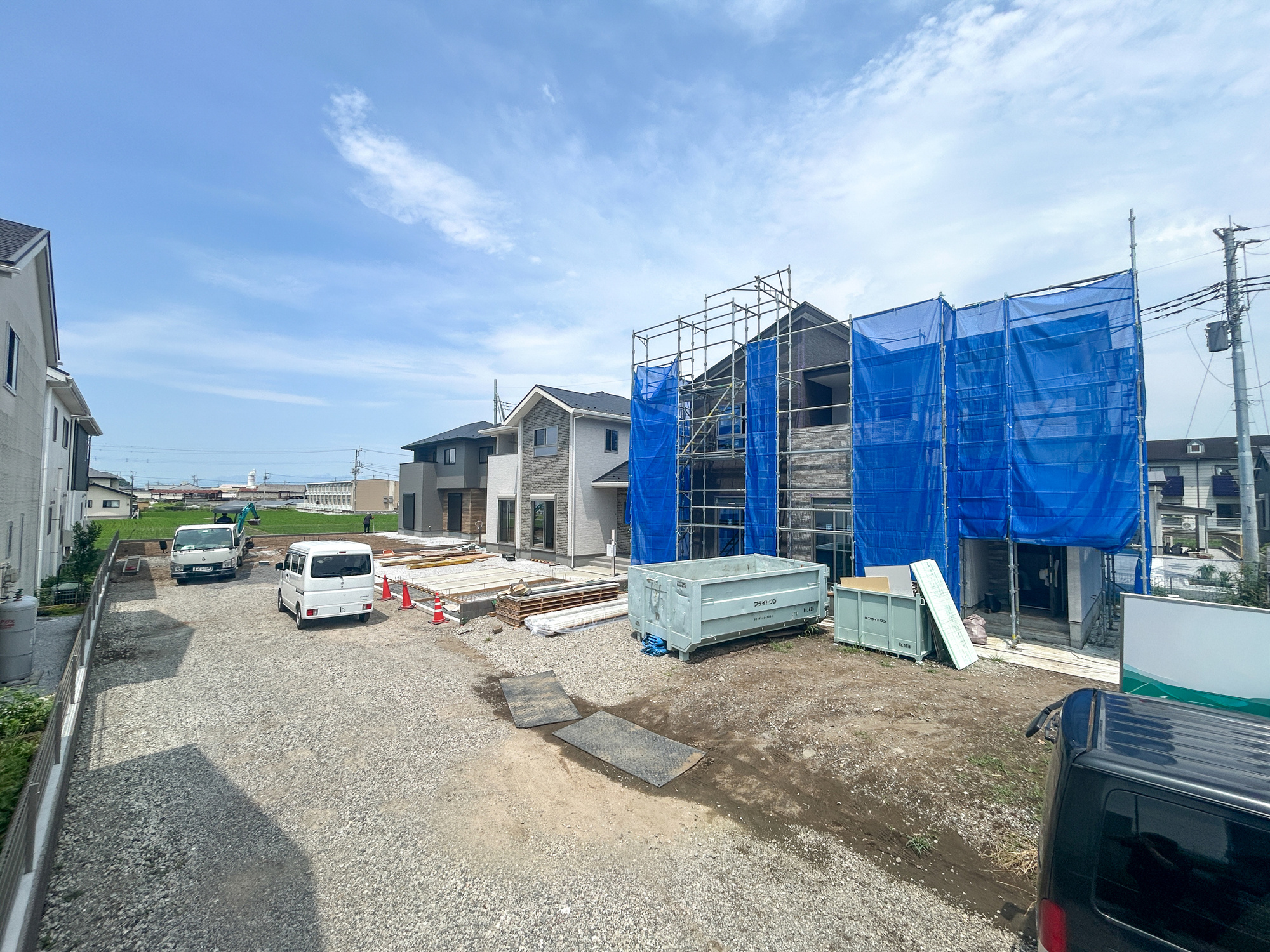 伊勢崎市西久保町第1期　新築住宅全4棟の前面道路含む現地写真|低層の一戸建てを中心とした街並みが整然と続き、周辺は高い建物が建っていないので、採光や開放性に恵まれ、空が広く緑の多い閑静な趣を感じる環境です。

