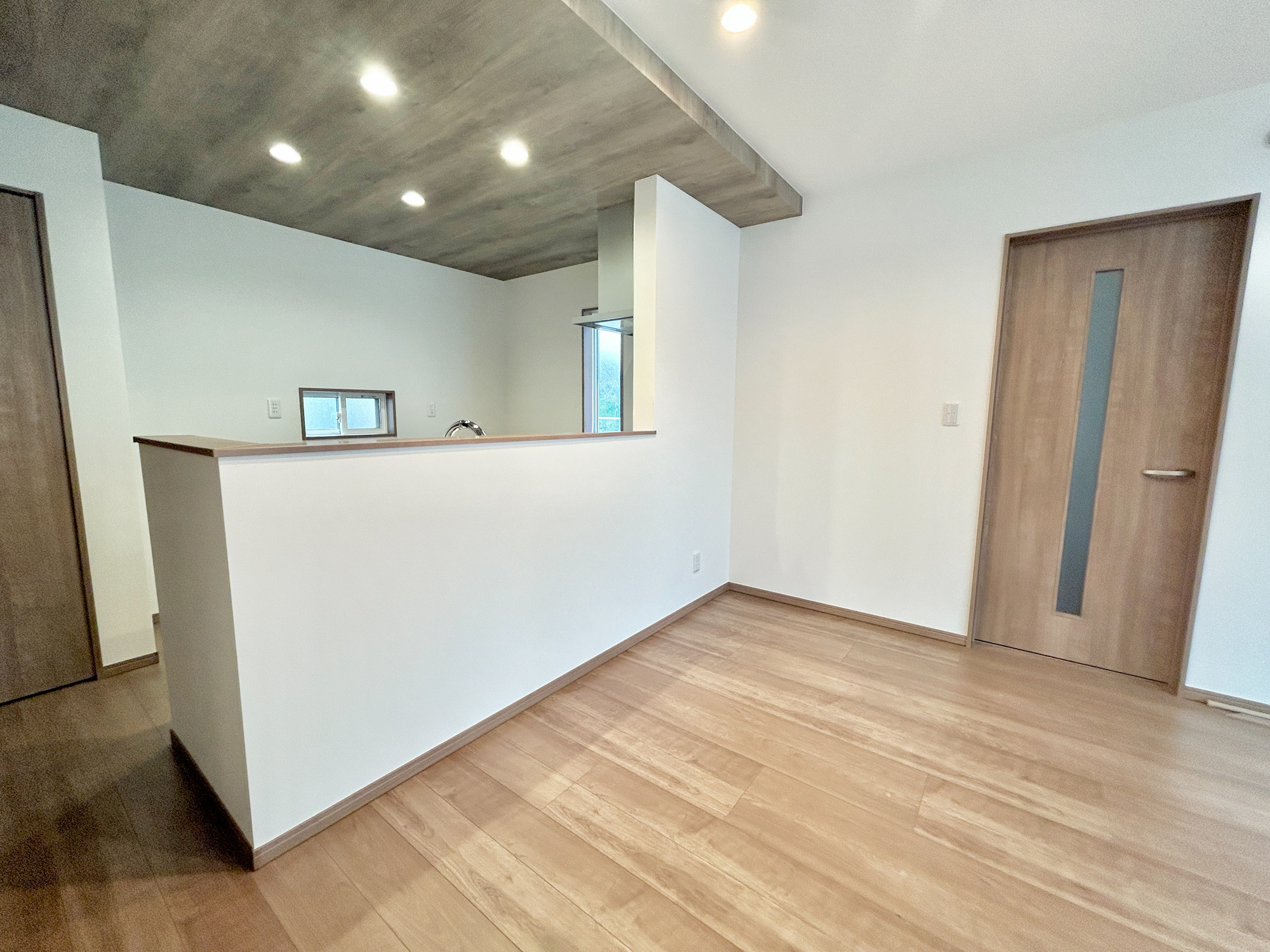 伊勢崎市西久保町第1期　新築住宅全4棟の居間・リビング|ここにはみんなが集い、食事と楽しい会話が始まる。話に夢中になりすぎて、ついつい時を忘れてしまう。そんな束の間の幸せを感じさせてくれる場所。