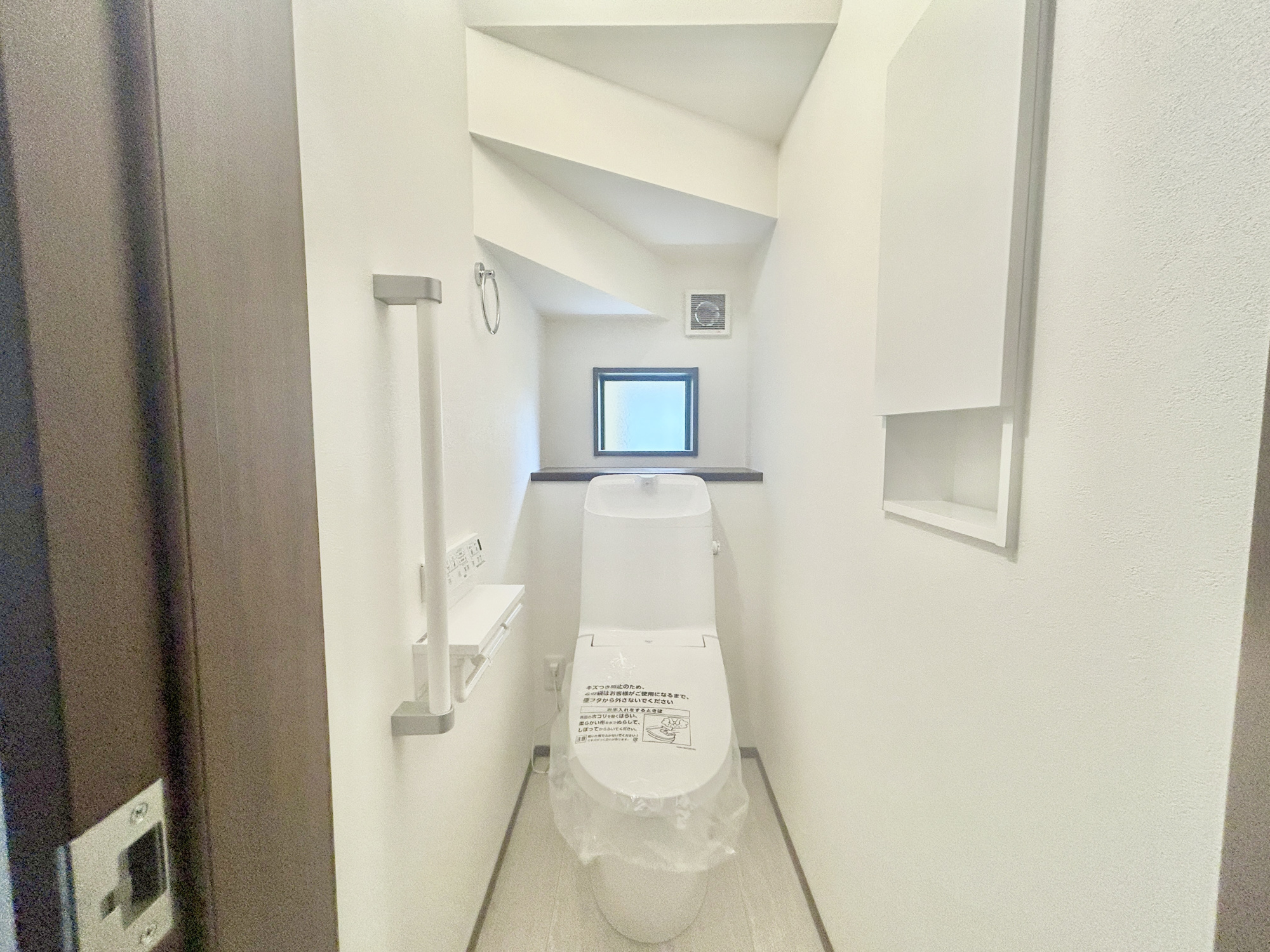 伊勢崎市昭和町第5期　新築住宅全2棟のトイレ|節水型でエコなトイレには、今では当たり前の洗浄便座付き。便座を温める機能もついていて、居心地良くてトイレから出られなくなるかも！換気用に換気扇はもちろん、窓も着いているので常に快適ですね♪
