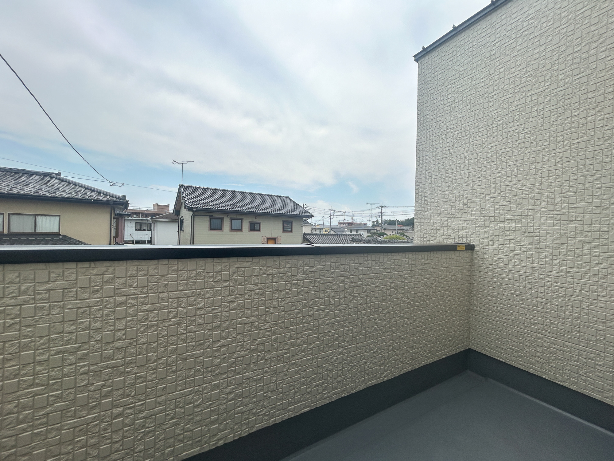 伊勢崎市昭和町第5期　新築住宅全2棟のバルコニー|南向きで陽当りの良いバルコニーは、物干しセットを追加すれば、一度にたくさんのお洗濯物が干せるのが魅力！バルコニーは洗濯物を干すだけの場所じゃなく、家族のゆとりのある時間を演出するプライベート空間。
