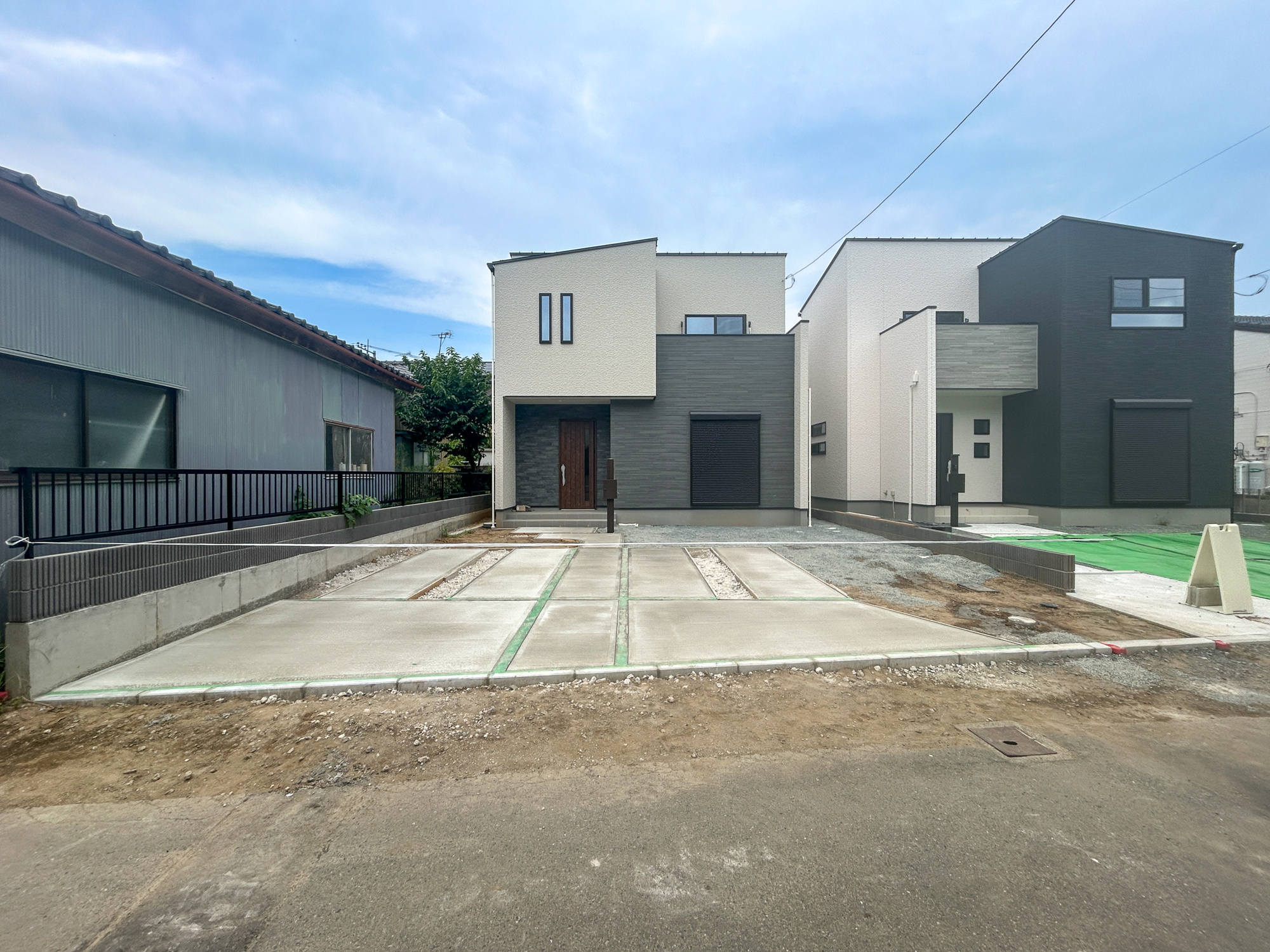 伊勢崎市昭和町第5期　新築住宅全2棟の駐車場|"大切な愛車を守るカーポートや跳ね上げ式カーゲートが設置可能な駐車スペース。
洗車も出来る余裕のあるスペースには、もちろん自転車の駐輪も可能！
夏にはビニールプールを広げて、お子様と楽しむのもいいかも
