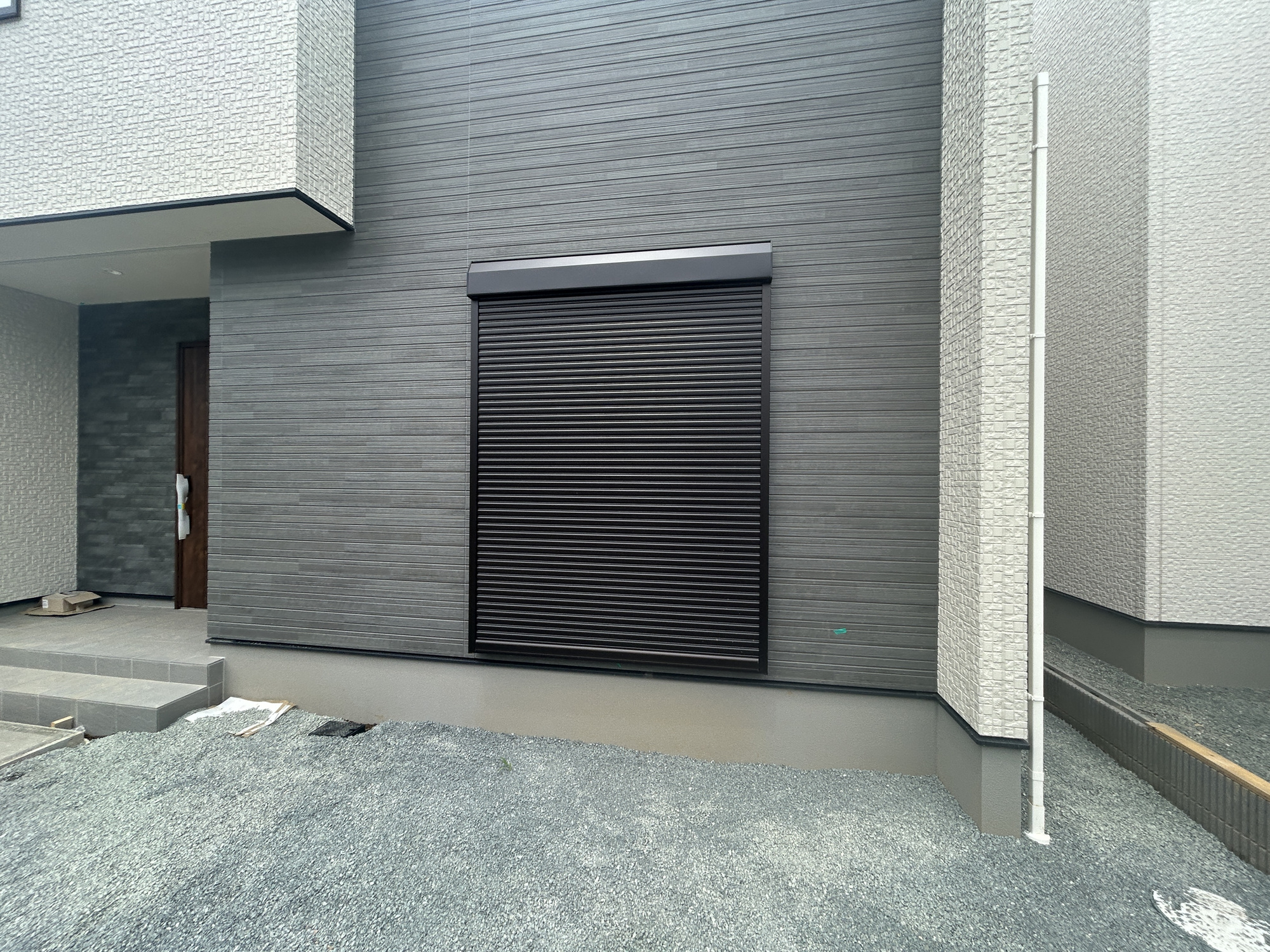 伊勢崎市昭和町第5期　新築住宅全2棟の防犯設備|防風、防犯、防音、断熱と様々な効果を発揮するシャッター付きです♪						
						

