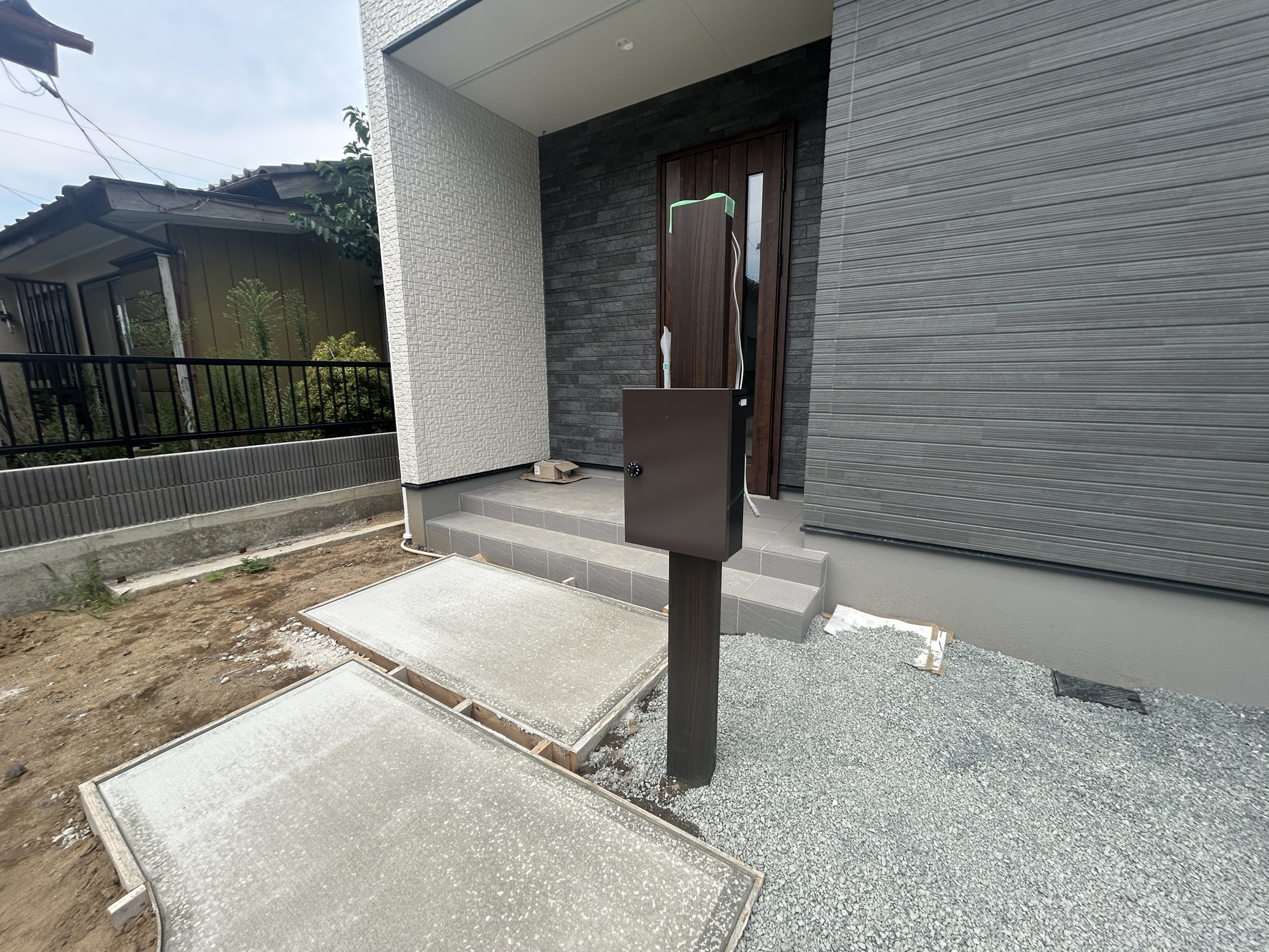 伊勢崎市昭和町第5期　新築住宅全2棟の設備|おしゃれな機能ポールにはポスト、インターフォン、表札付きです♪						
						
