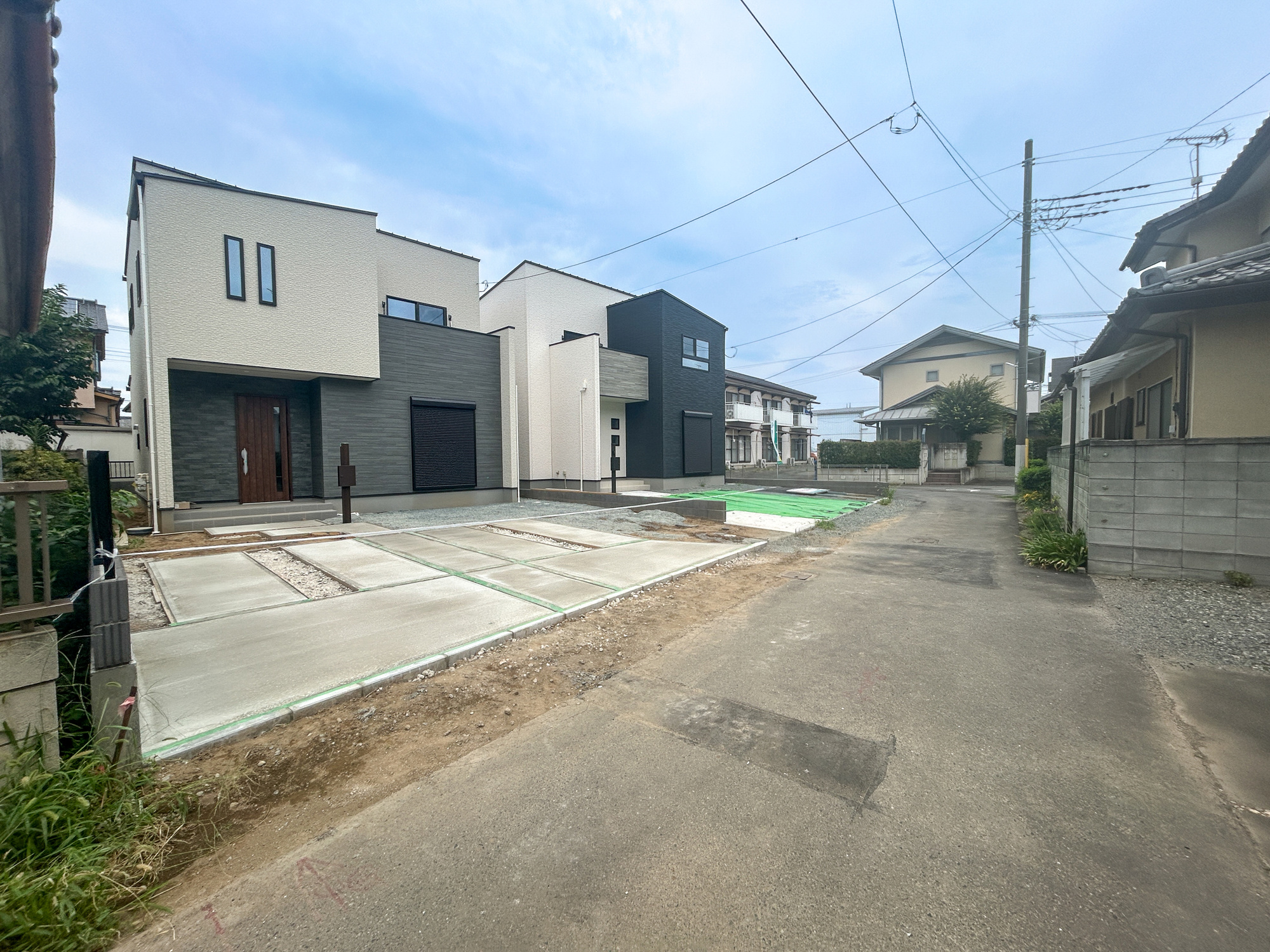 伊勢崎市昭和町第5期　新築住宅全2棟の前面道路含む現地写真|閑静な住宅地で子育て家族にピッタリ。毎日のお散歩も快適な緑に恵まれたエリアで、自然に包まれた穏やかな暮らしを実現するための、ゆとりある住環境が整っています。

