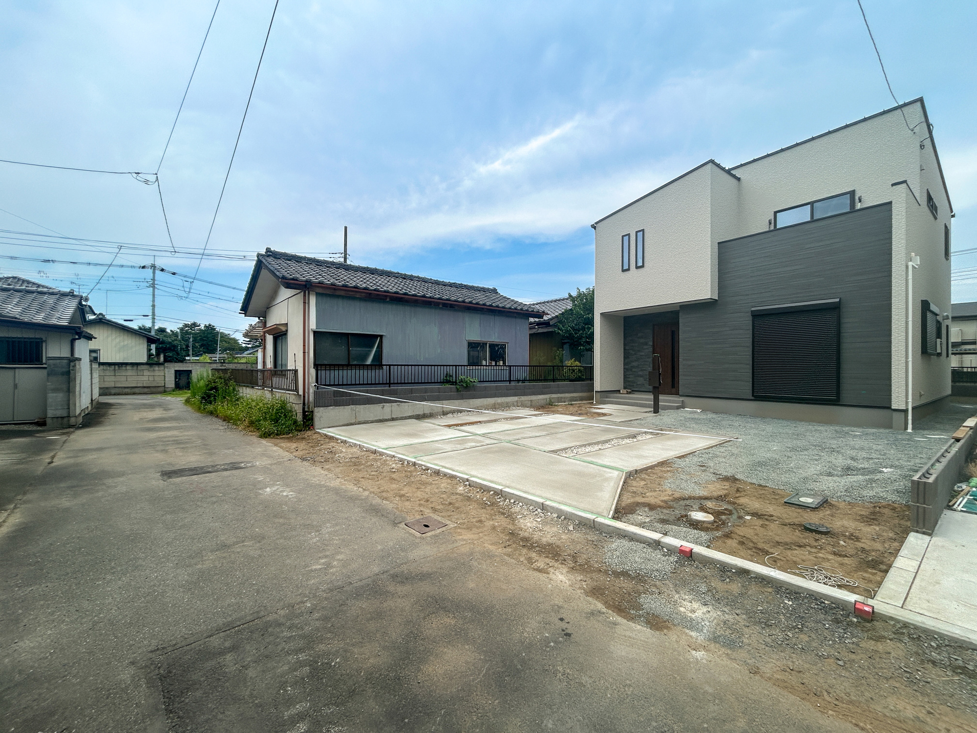 伊勢崎市昭和町第5期　新築住宅全2棟の前面道路含む現地写真|低層の一戸建てを中心とした街並みが整然と続き、周辺は高い建物が建っていないので、採光や開放性に恵まれ、空が広く緑の多い閑静な趣を感じる環境です。

