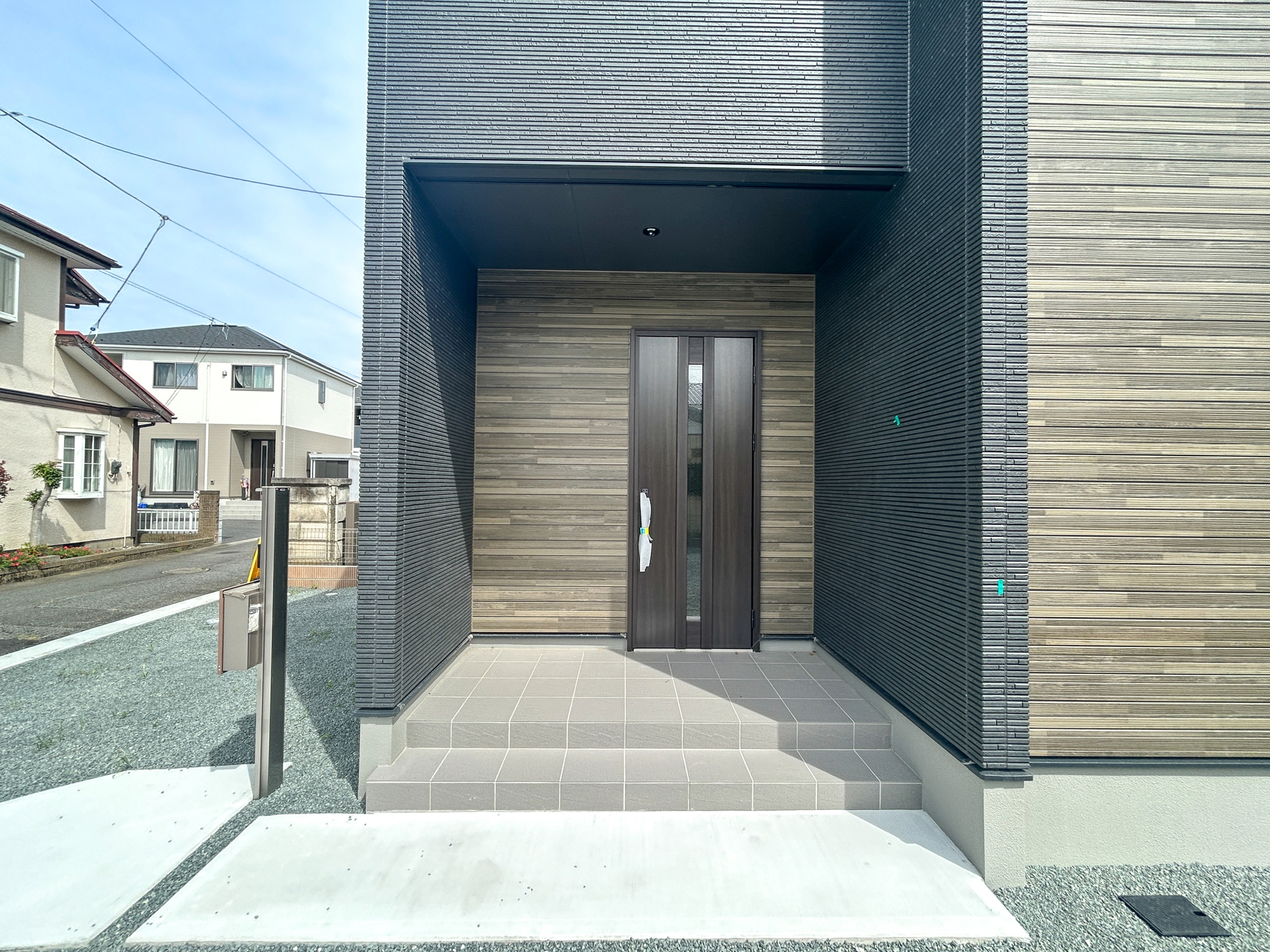 佐波郡玉村町板井第3期　新築住宅全1棟の玄関|明るく優しいイメージの玄関アプローチ。玄関上は屋根があるので雨の心配いらず♪