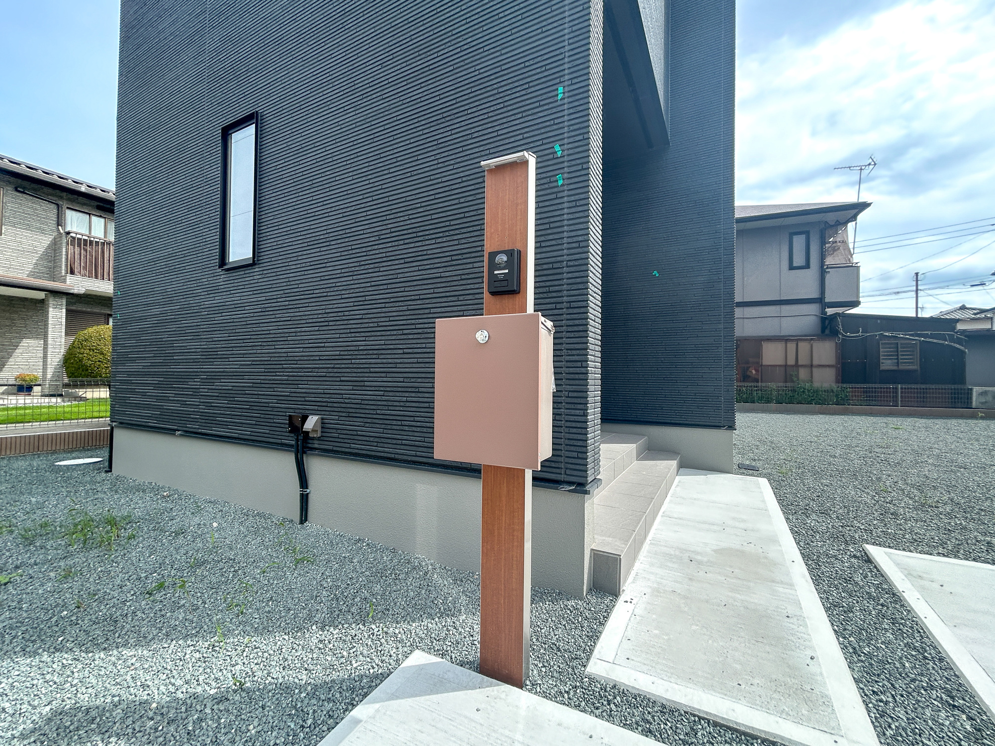 佐波郡玉村町板井第3期　新築住宅全1棟の設備|おしゃれな機能ポールにはポスト、インターフォン、表札設置可能です♪			
