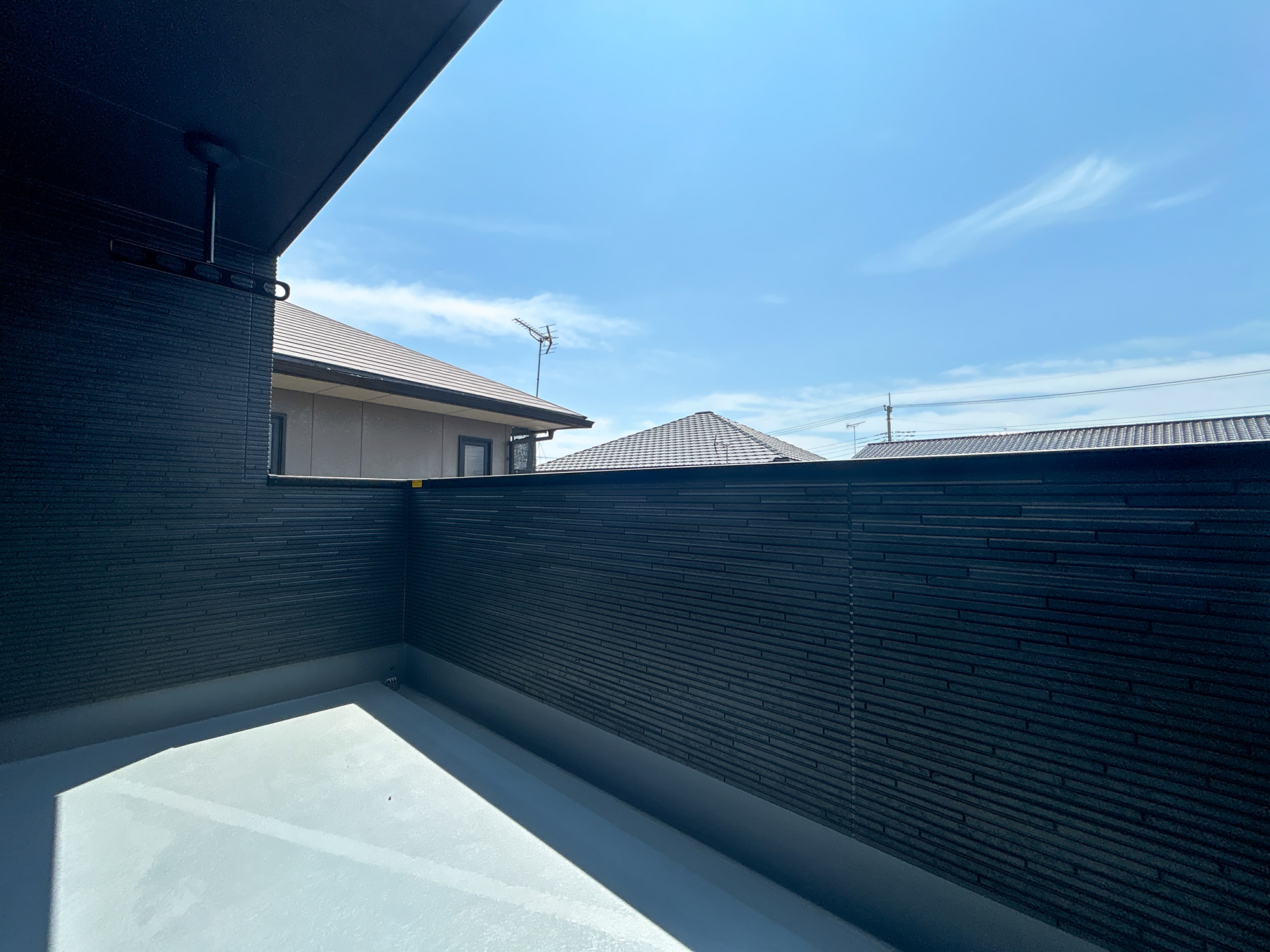 佐波郡玉村町板井第3期　新築住宅全1棟のバルコニー|開放的なバルコニーは見晴らしもよく、太陽の温かな温もりをめいっぱい受け止めてくれます。太陽の光と爽やかな風を受けたお洗濯物はあっという間に乾き、取りこむ時には太陽の匂いを感じられそうですね。