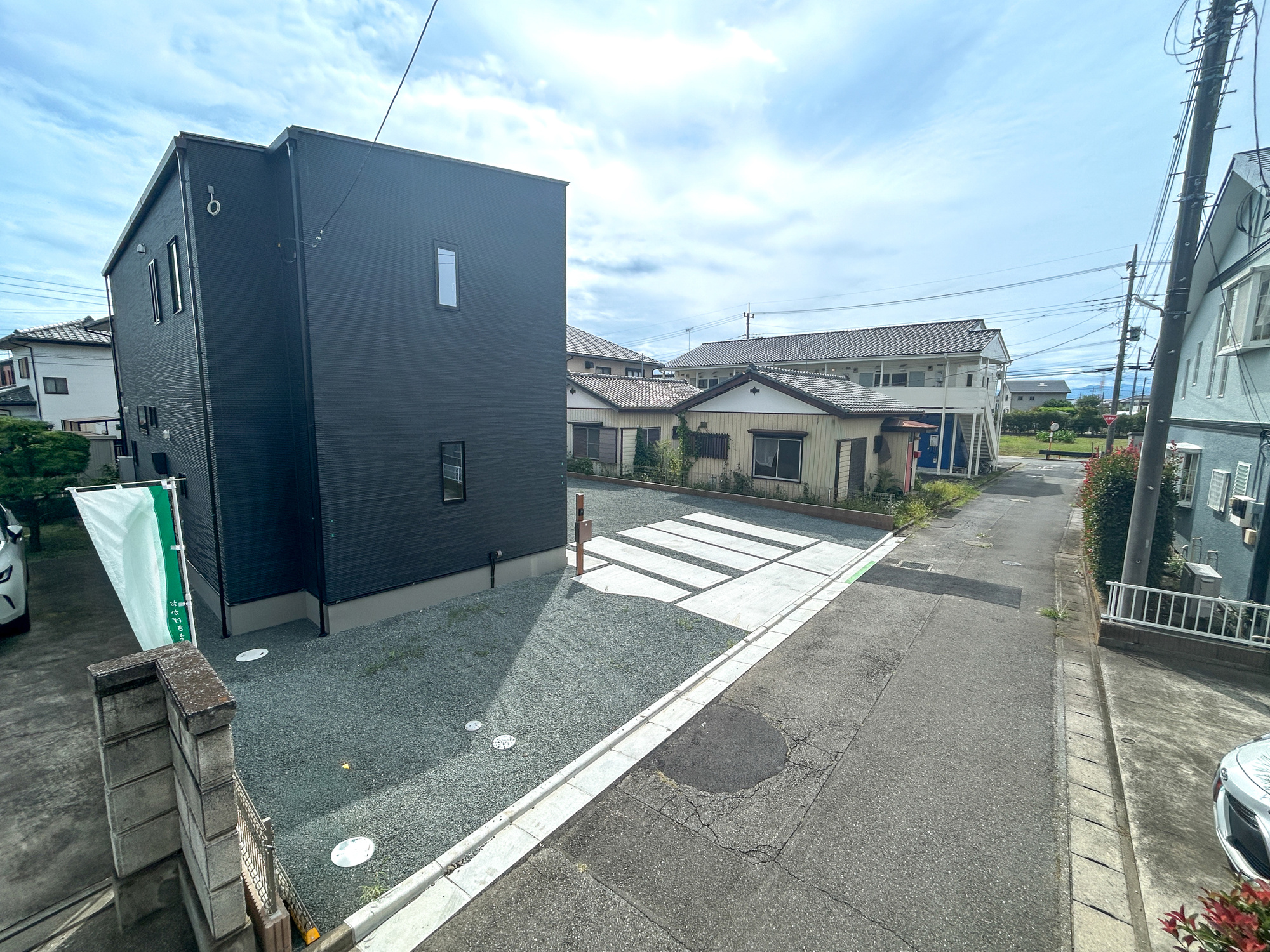 佐波郡玉村町板井第3期　新築住宅全1棟の前面道路含む現地写真|低層の一戸建てを中心とした街並みが整然と続き、周辺は高い建物が建っていないので、採光や開放性に恵まれ、空が広く緑の多い閑静な趣を感じる環境です。

