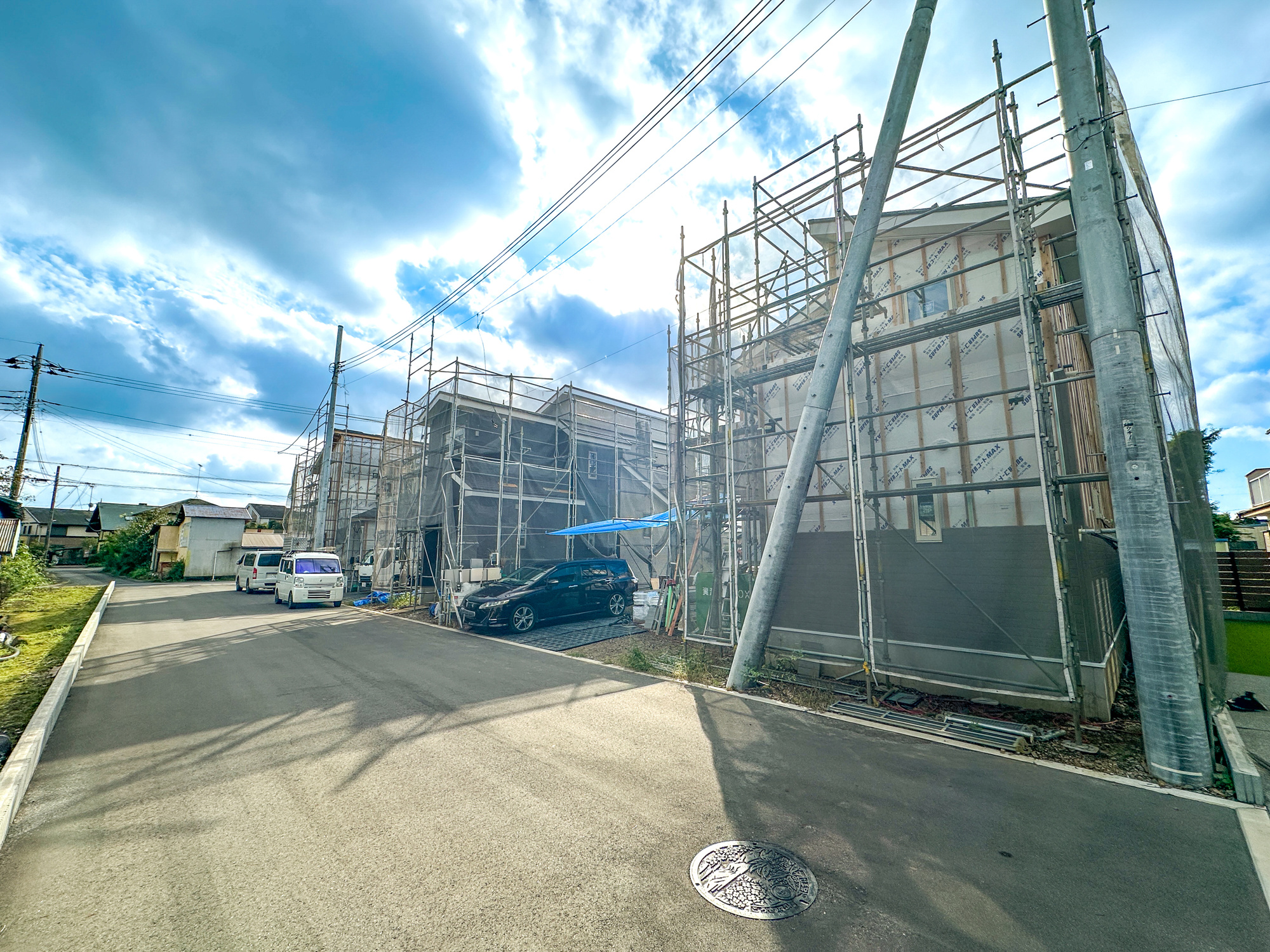 栃木市大平町西野田の新築一戸建の前面道路含む現地写真|閑静な住宅地で子育て家族にピッタリ。毎日のお散歩も快適な緑に恵まれたエリアで、自然に包まれた穏やかな暮らしを実現するための、ゆとりある住環境が整っています。