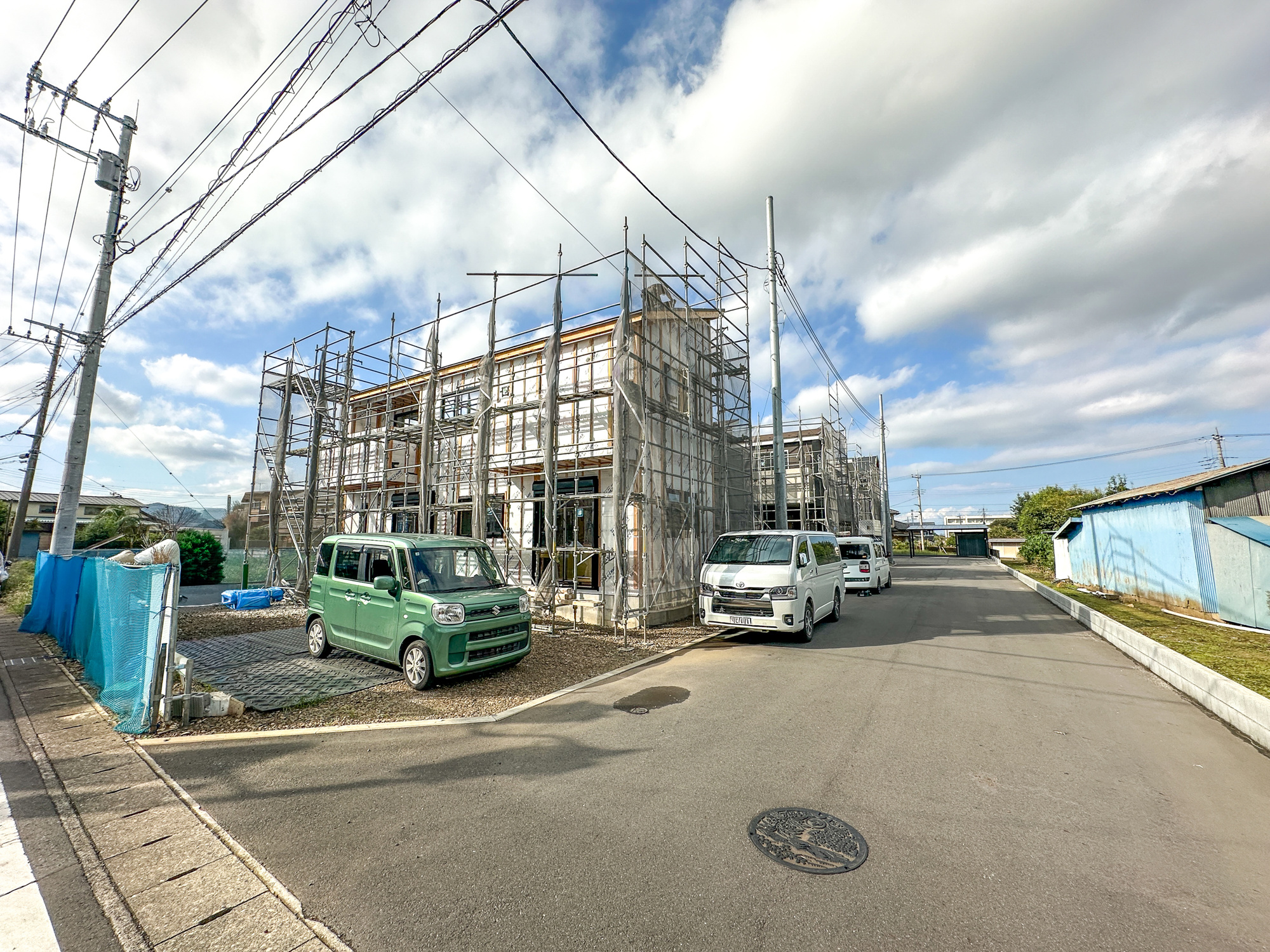 栃木市大平町西野田の新築一戸建の前面道路含む現地写真|低層の一戸建てを中心とした街並みが整然と続き、周辺は高い建物が建っていないので、採光や開放性に恵まれ、空が広く緑の多い閑静な趣を感じる環境です。