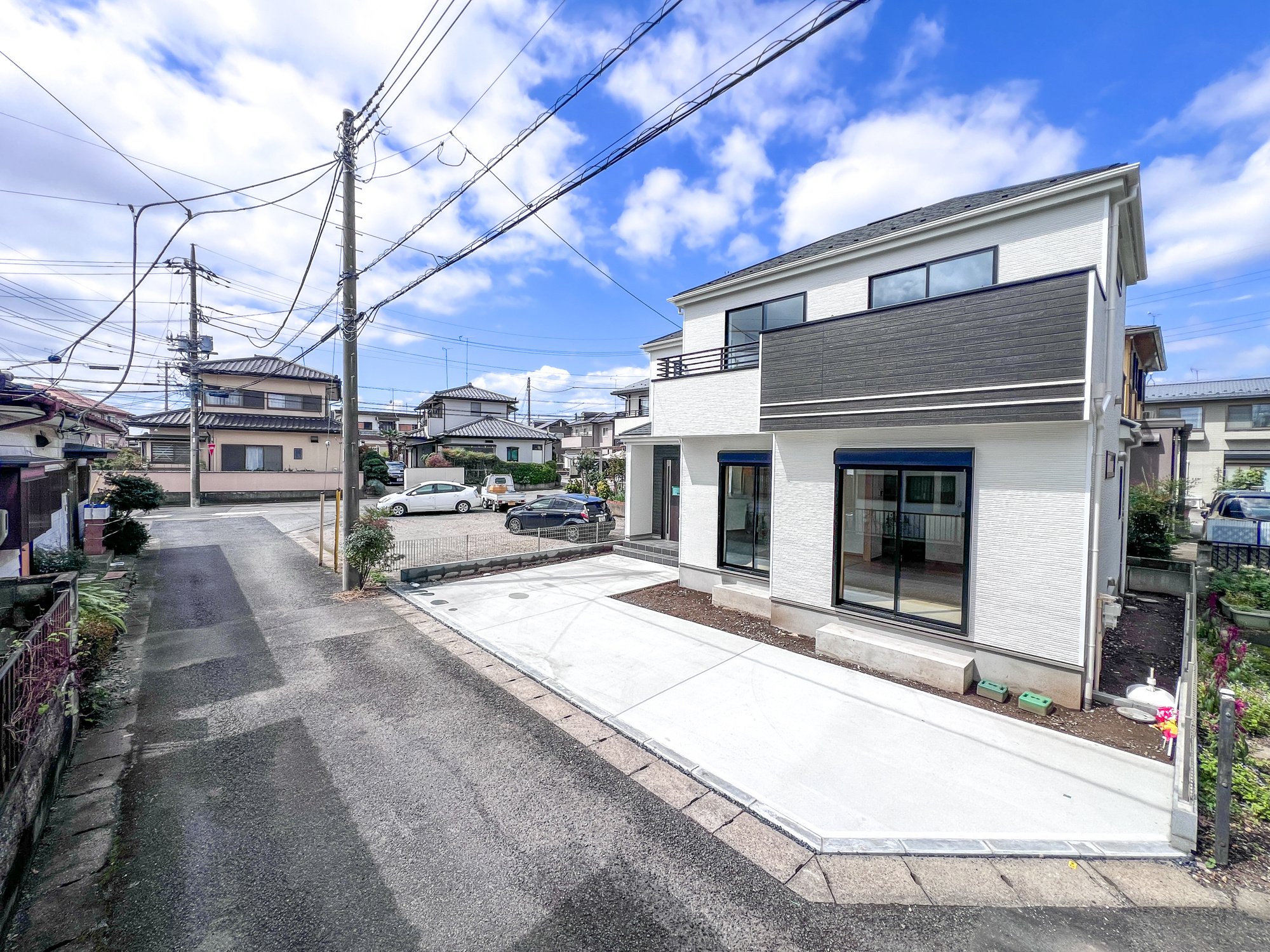 宇都宮市針ヶ谷町の新築一戸建の前面道路含む現地写真|閑静な住宅地で子育て家族にピッタリ。毎日のお散歩も快適な緑に恵まれたエリアで、自然に包まれた穏やかな暮らしを実現するための、ゆとりある住環境が整っています。

