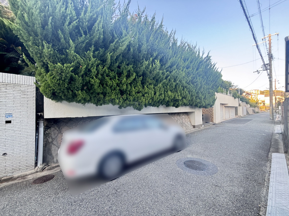 御影山手5丁目 建物付き土地の前面道路含む現地写真|◇阪急神戸線「御影」駅徒歩17分
◇南側道路につき、陽当たり・開放感が魅力の土地です。