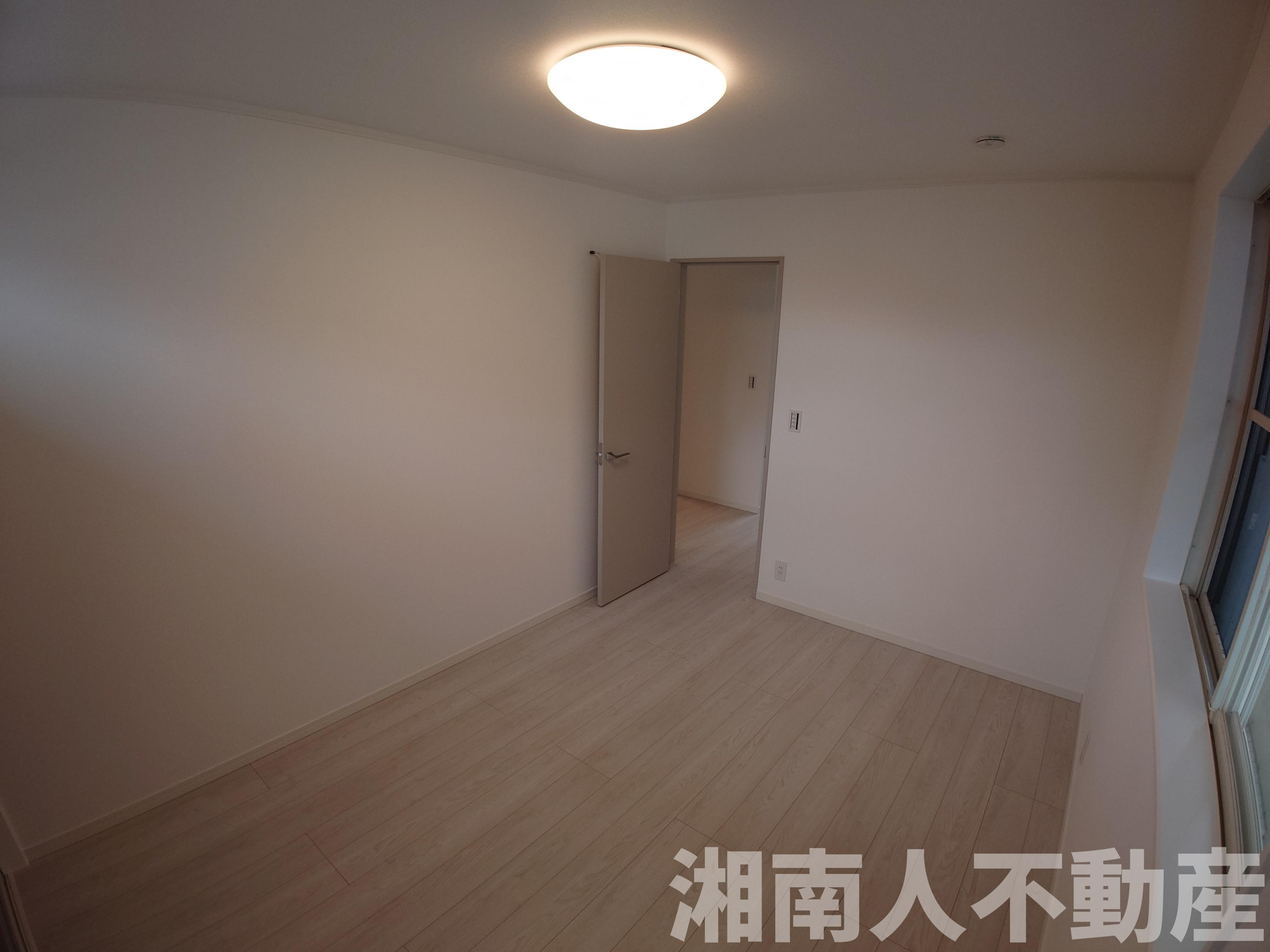 茅ケ崎市松浪2丁目２－７３戸建の洋室|明るい洋室です