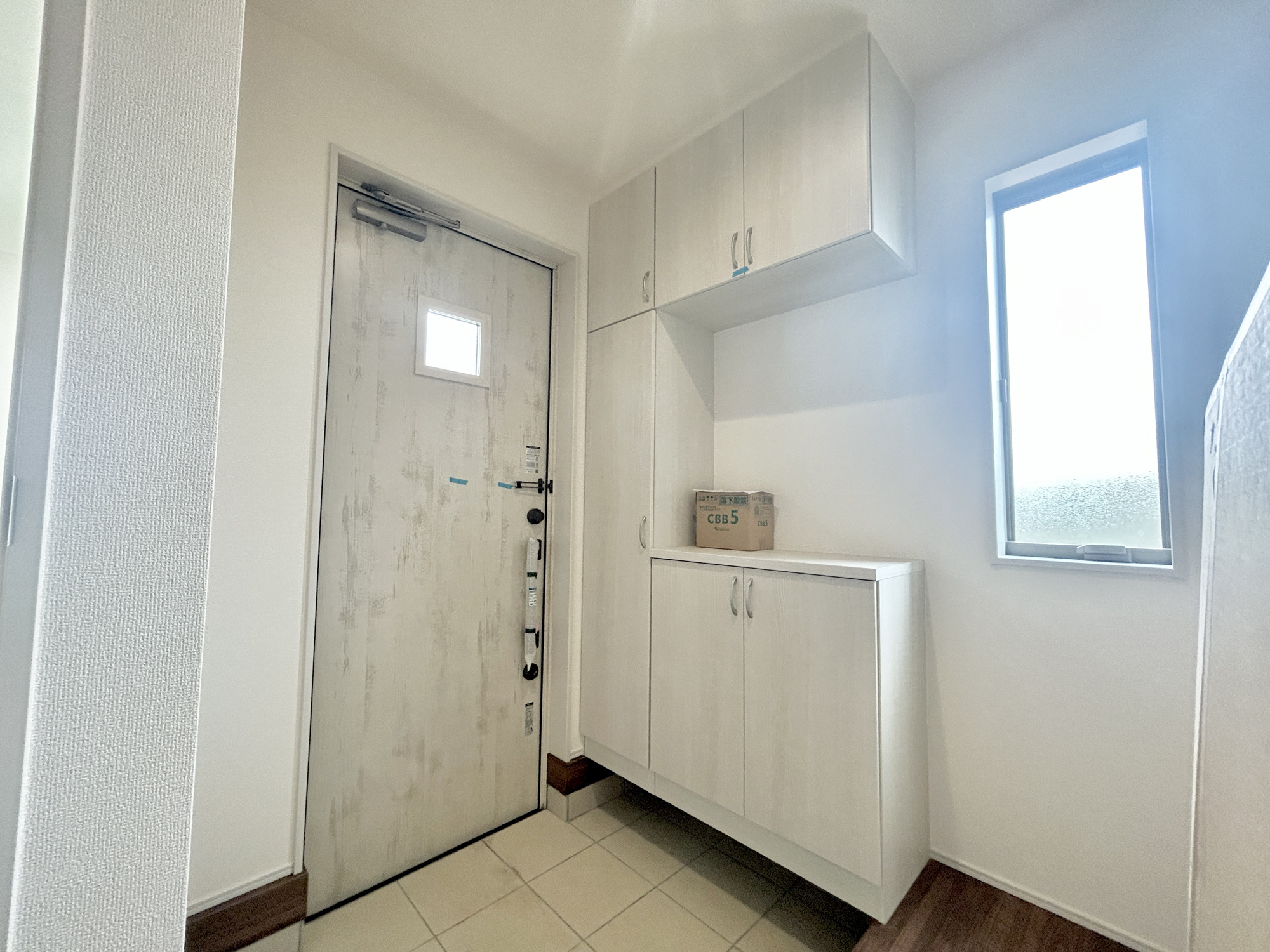 第3伊勢崎境　新築住宅全4棟の内装|住まう人も来客も入った時にワクワクさせてくれるオシャレな玄関♪
収納もたっぷりあるので、靴がたくさんあっても安心！
気持ちの良い朝は、毎日ここからスタートしていきます♪
