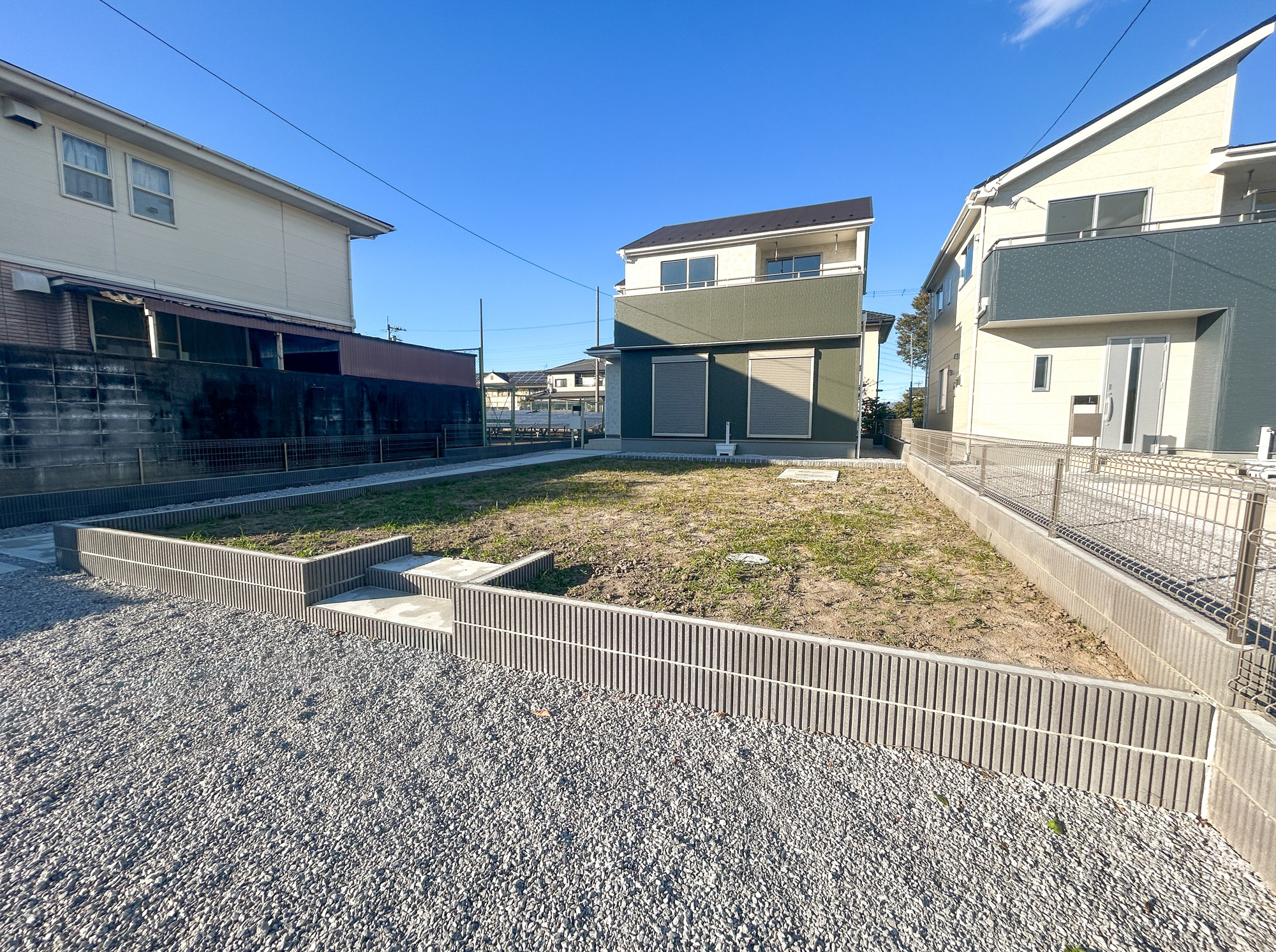 第3伊勢崎境　新築住宅全4棟のバルコニー|開放的なバルコニーは見晴らしもよく、太陽の温かな温もりをめいっぱい受け止めてくれます。太陽の光と爽やかな風を受けたお洗濯物はあっという間に乾き、取りこむ時には太陽の匂いを感じられそうですね。