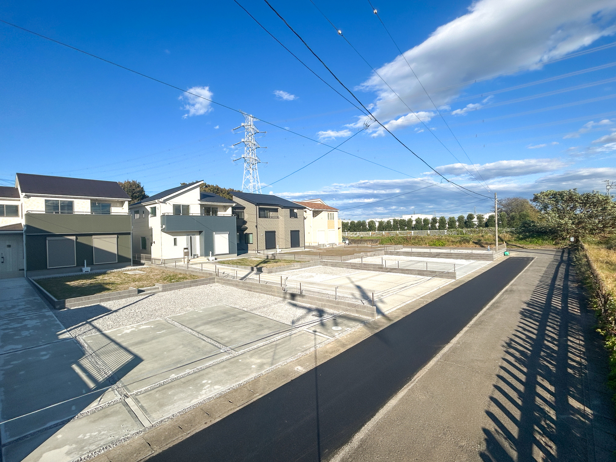 第3伊勢崎境　新築住宅全4棟の前面道路含む現地写真|閑静な住宅地で子育て家族にピッタリ。毎日のお散歩も快適な緑に恵まれたエリアで、自然に包まれた穏やかな暮らしを実現するための、ゆとりある住環境が整っています。

