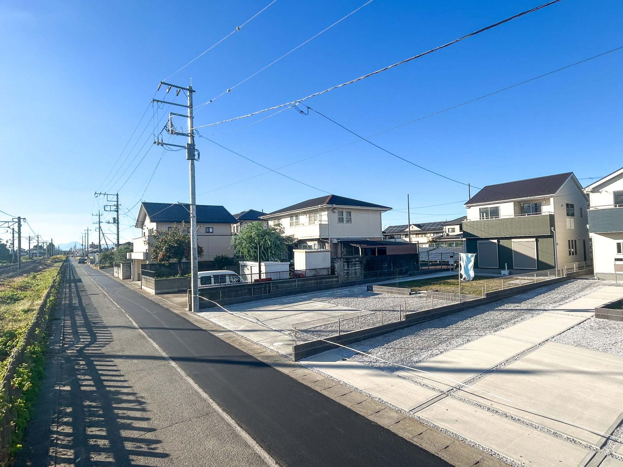 第3伊勢崎境　新築住宅全4棟の前面道路含む現地写真|低層の一戸建てを中心とした街並みが整然と続き、周辺は高い建物が建っていないので、採光や開放性に恵まれ、空が広く緑の多い閑静な趣を感じる環境です。

