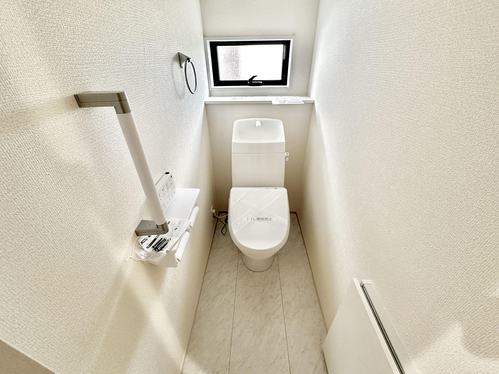 栃木市大平町富田第１６　新築住宅全２棟のトイレ|節水型でエコなトイレには、今では当たり前の洗浄付き。便座を温める機能もついていて、居心地良くてトイレから出られなくなるかも！換気用に換気扇はもちろん、窓も着いているので常に快適ですね♪