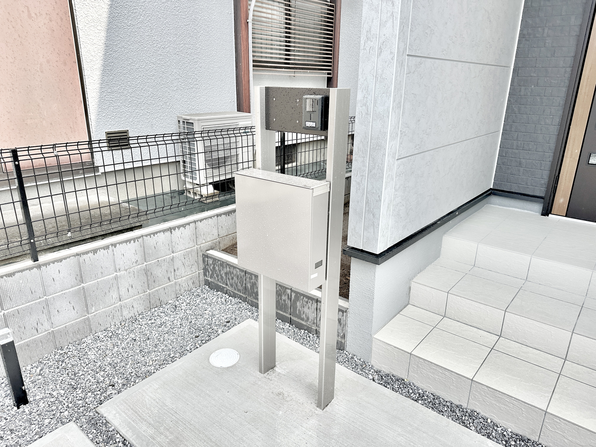 栃木市大平町富田第１６　新築住宅全２棟の設備|おしゃれな機能ポールにはポスト、インターフォン、表札設置可能です♪