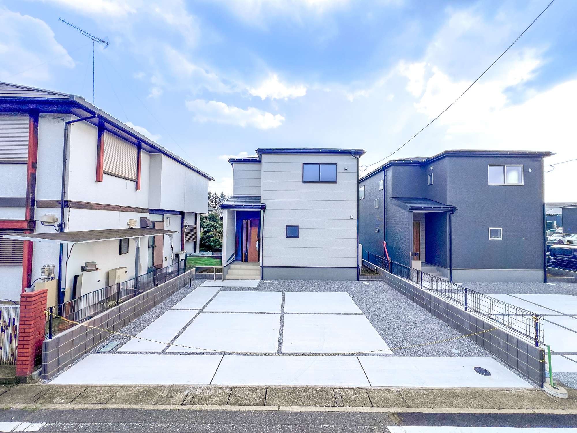 栃木市大平町富田第１６　新築住宅全２棟の駐車場|車庫土間施工、駐車3台可能です(^^♪