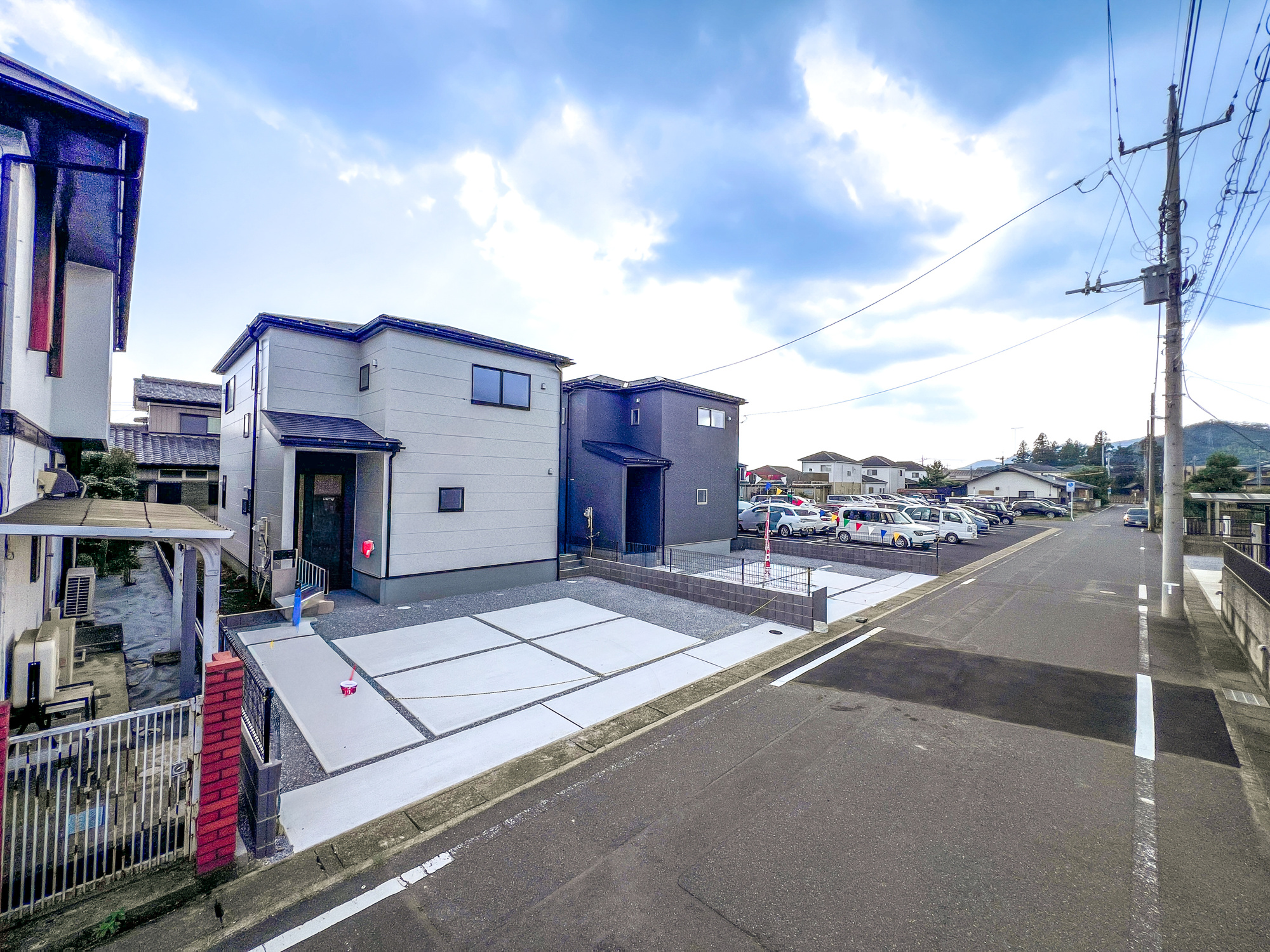 栃木市大平町富田第１６　新築住宅全２棟の前面道路含む現地写真|閑静な住宅地で子育て家族にピッタリ。毎日のお散歩も快適な緑に恵まれたエリアで、自然に包まれた穏やかな暮らしを実現するための、ゆとりある住環境が整っています。

