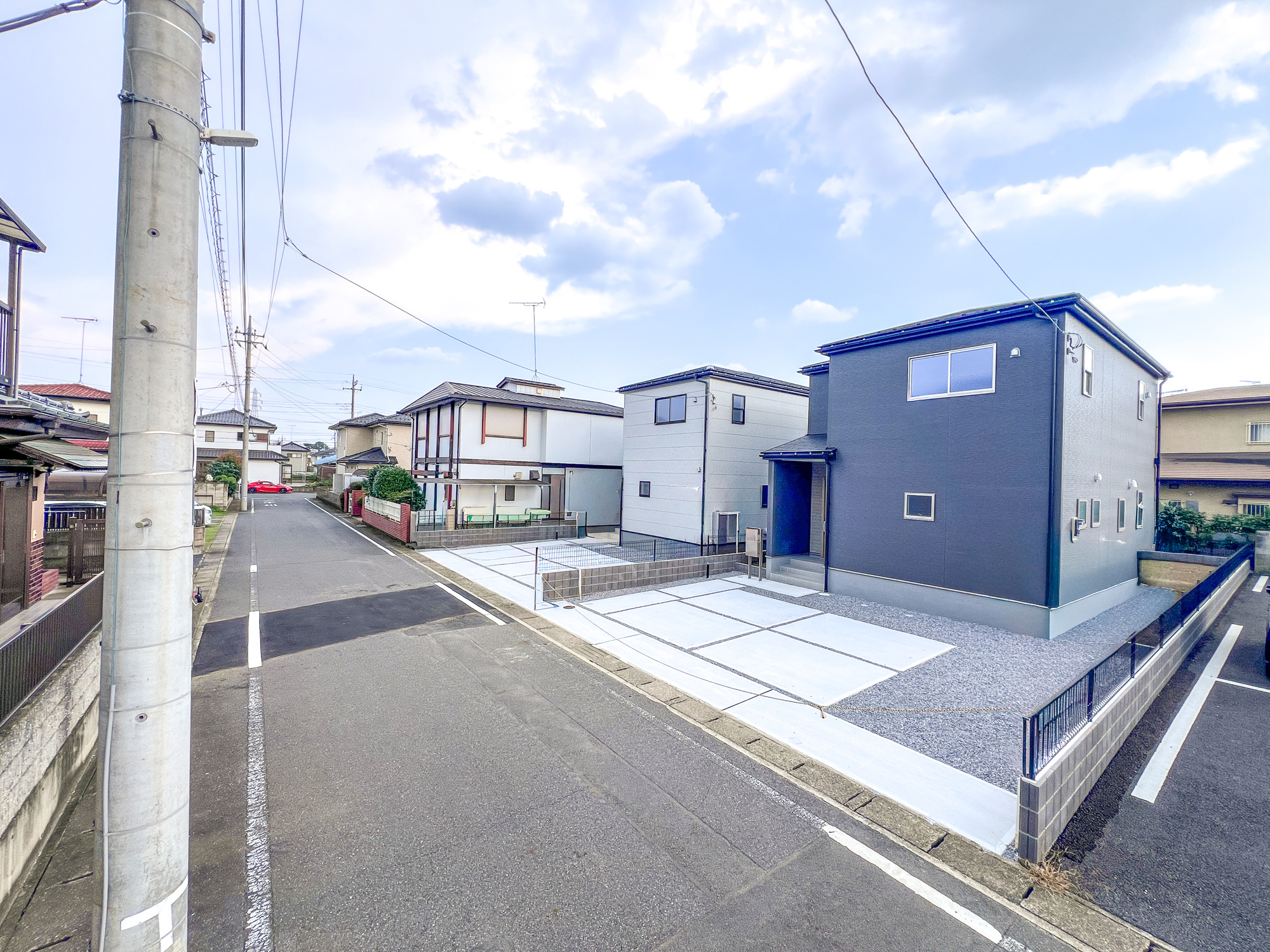栃木市大平町富田第１６　新築住宅全２棟の前面道路含む現地写真|低層の一戸建てを中心とした街並みが整然と続き、周辺は高い建物が建っていないので、採光や開放性に恵まれ、空が広く緑の多い閑静な趣を感じる環境です。

