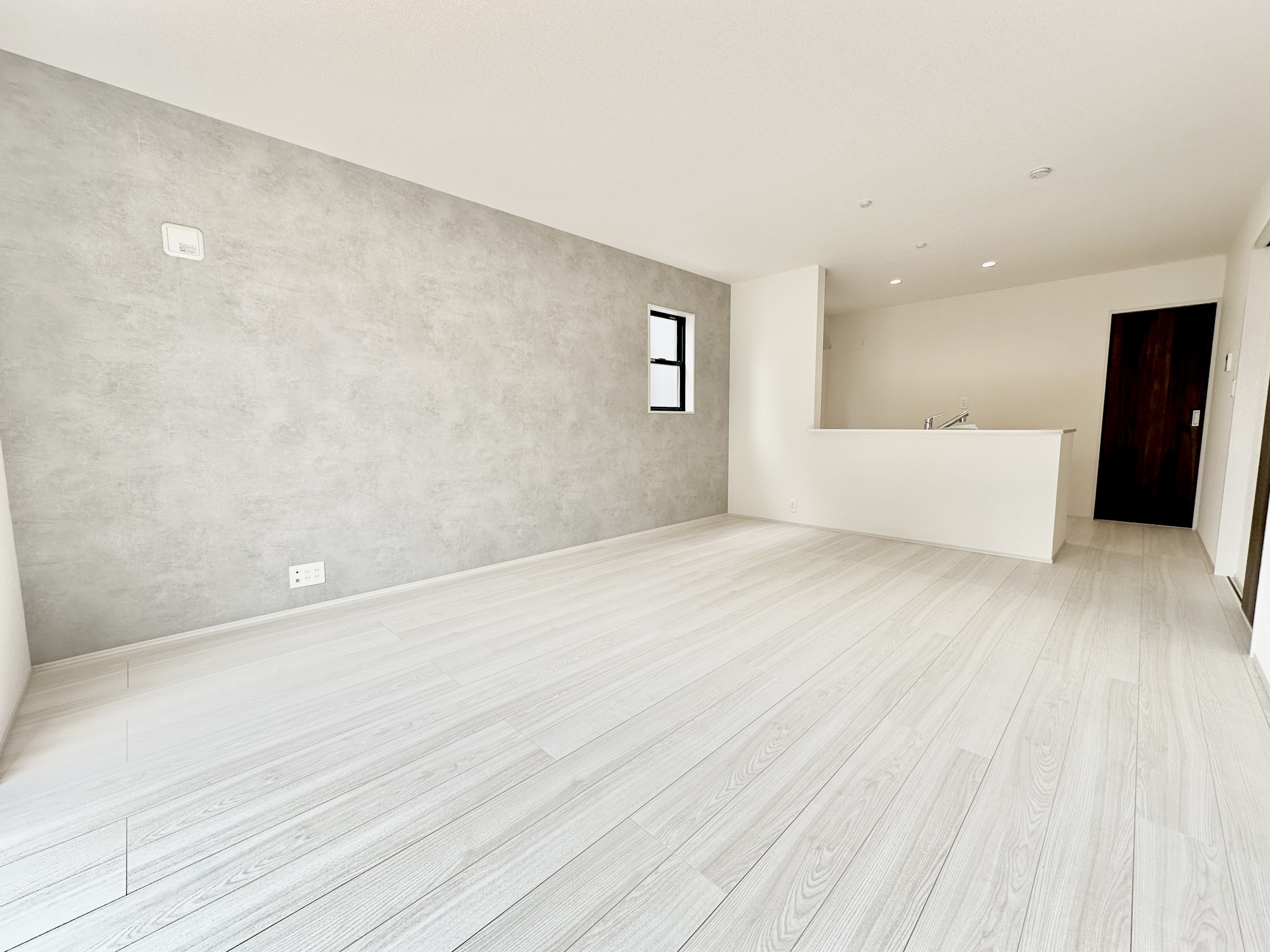 栃木市大平町富田第１６　新築住宅全２棟の居間・リビング|室内にいても、たっぷりの陽光と爽やかな風を感じて頂ける、開放感あふれるリビングです。
ご家族と穏やかに過ごす、心地の良い時間が流れます。